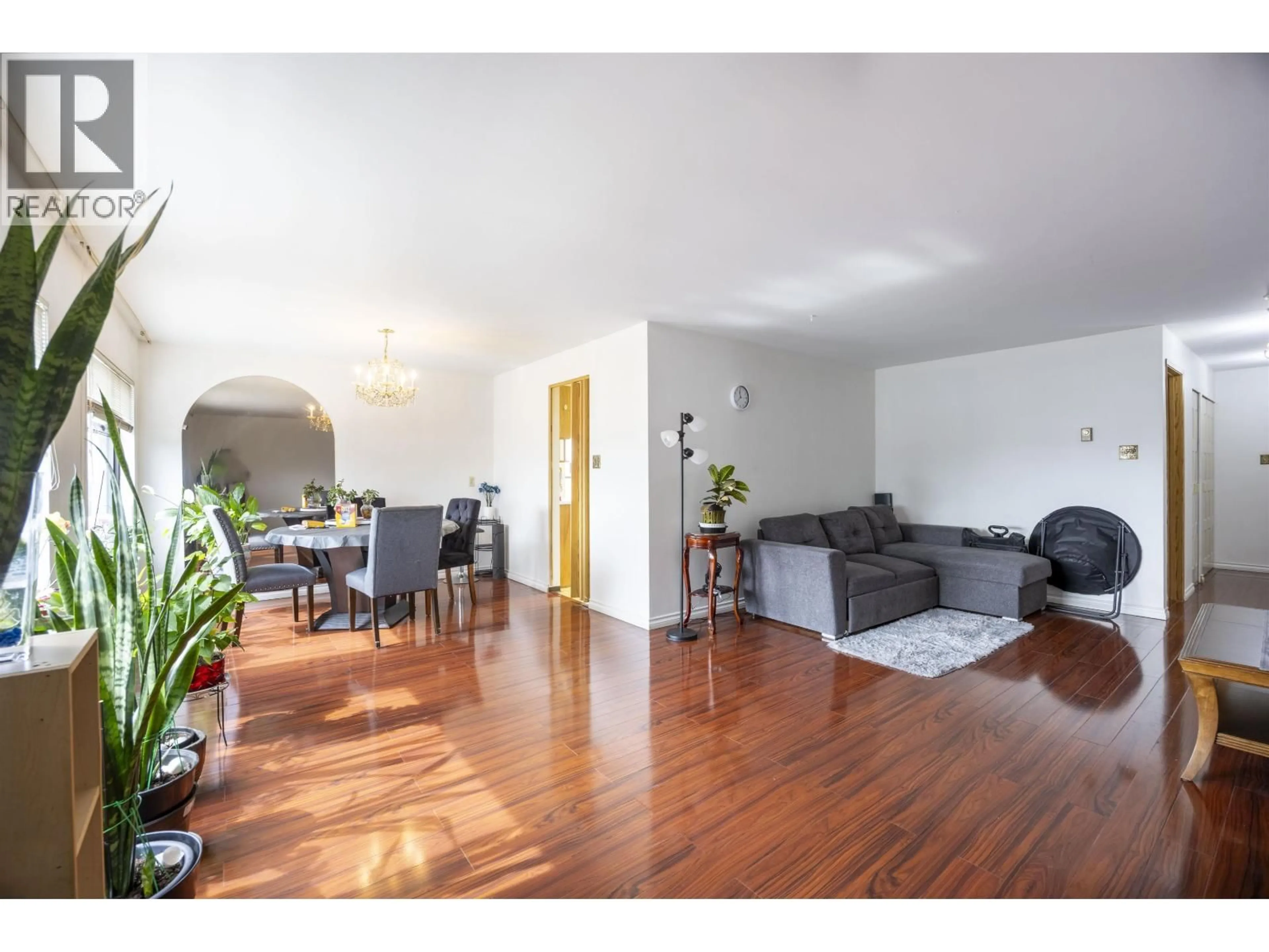 Living room with furniture, wood/laminate floor for 902 - 615 BELMONT STREET, New Westminster British Columbia V3M6A1