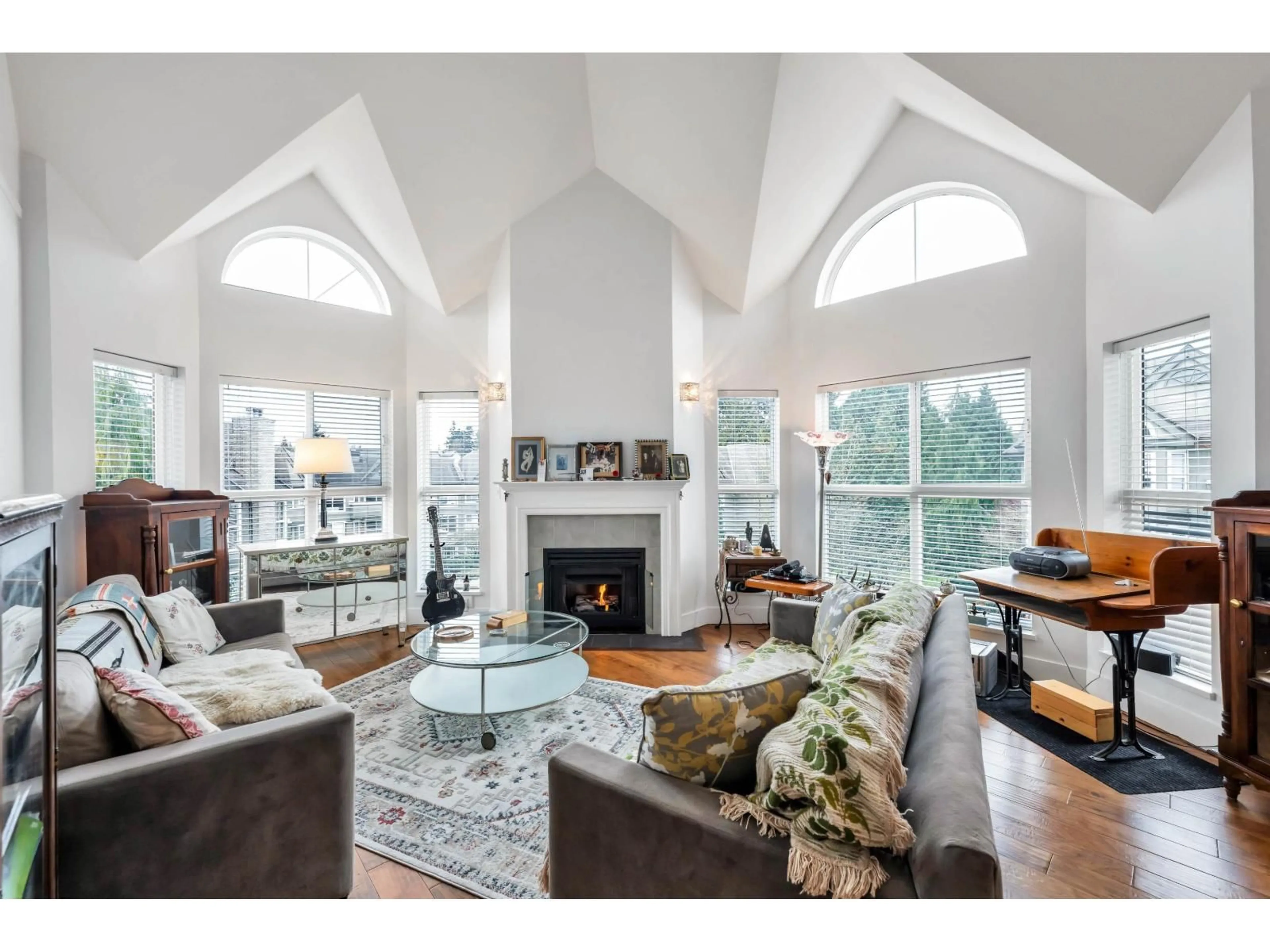 Living room with furniture, wood/laminate floor for 303 - 12088 66 AVENUE, Surrey British Columbia V3W1Z9