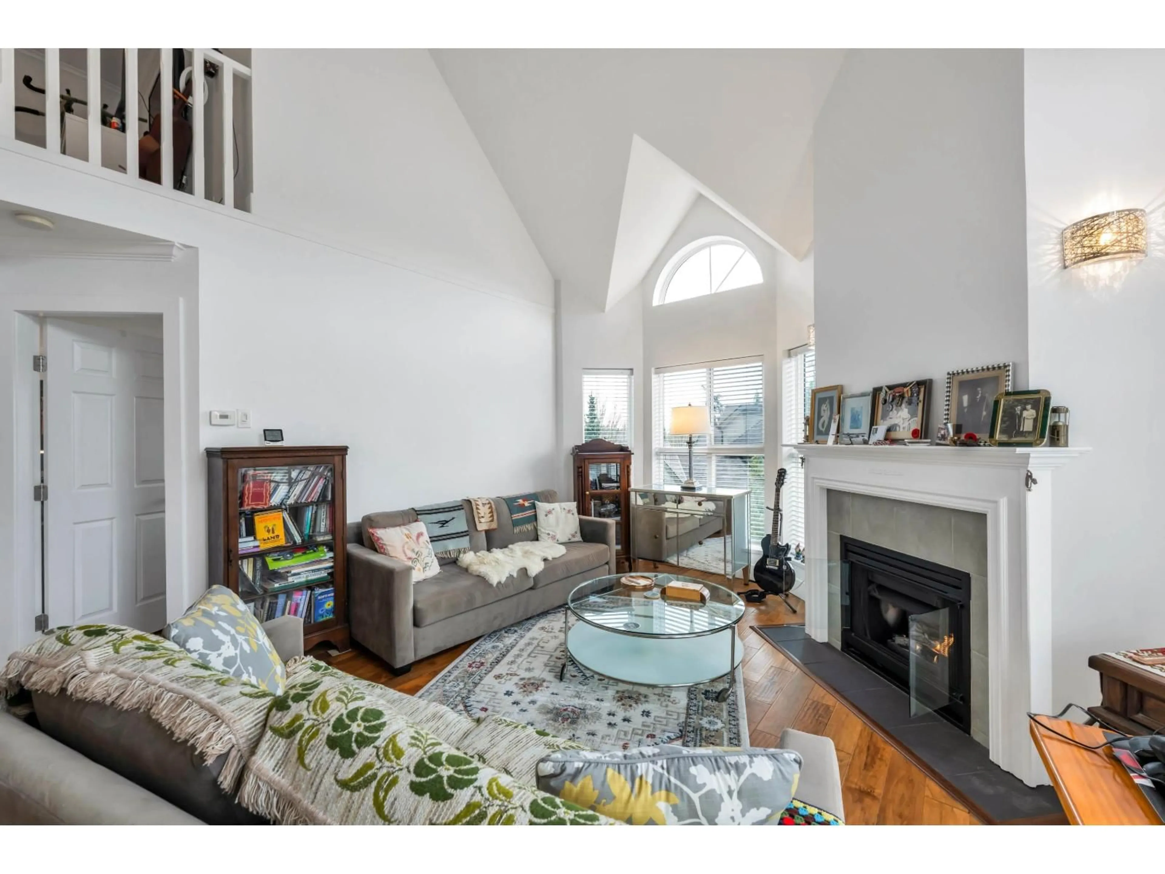 Living room with furniture, wood/laminate floor for 303 - 12088 66 AVENUE, Surrey British Columbia V3W1Z9