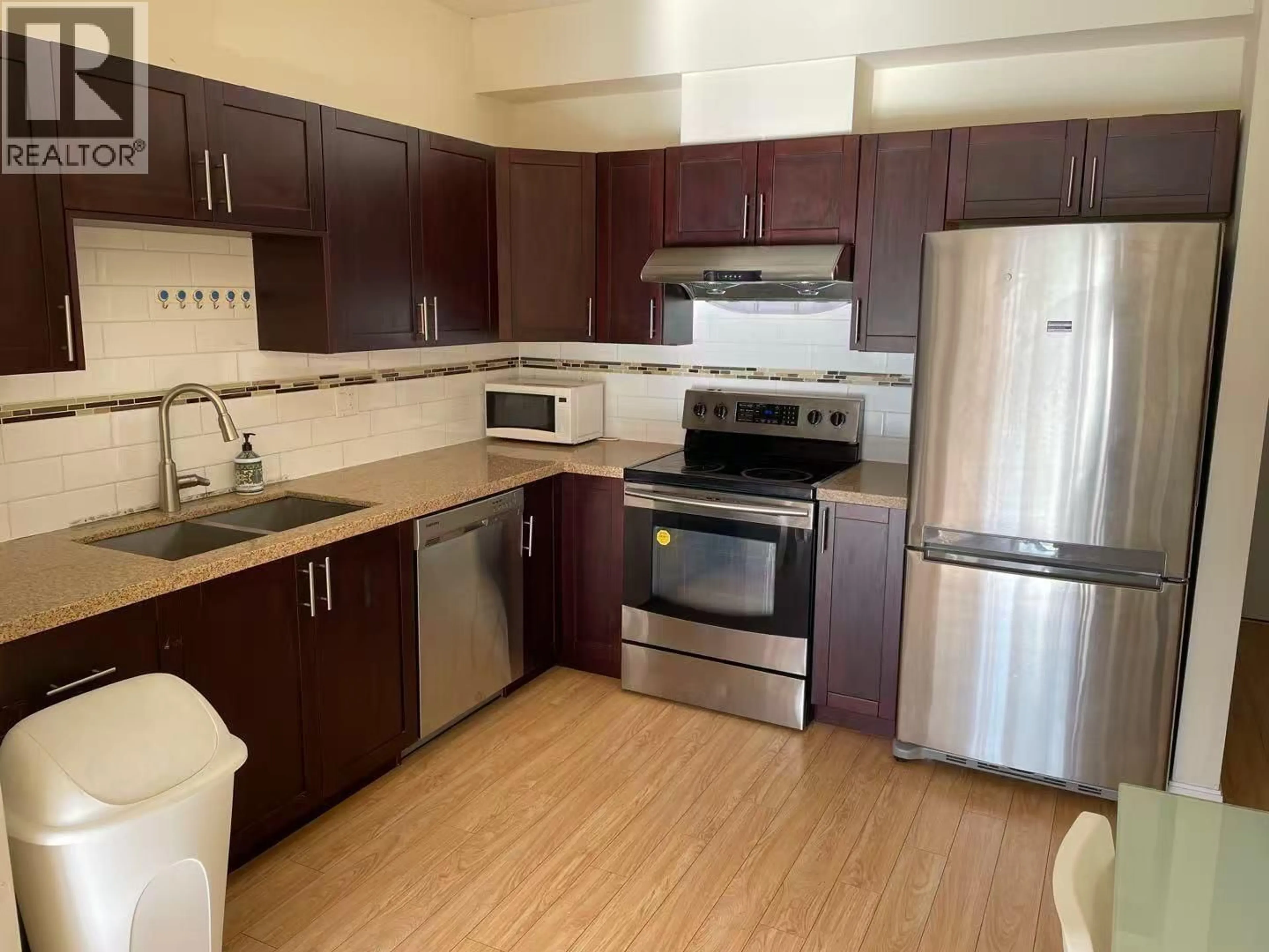 Standard kitchen, wood/laminate floor for 202 - 5655 INMAN AVENUE, Burnaby British Columbia V6H2M2