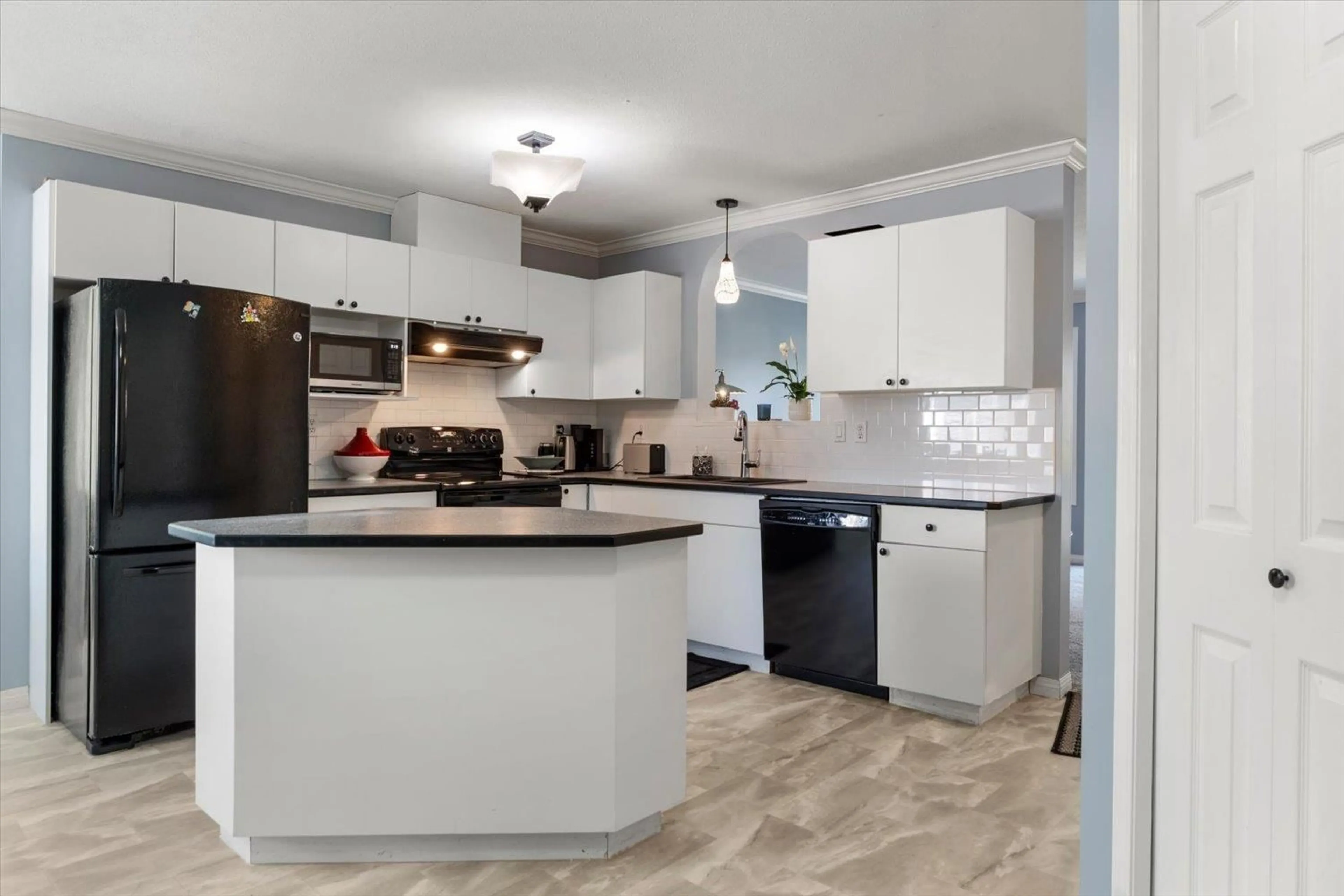 Open concept kitchen, ceramic/tile floor for 8 - 6480 VEDDER ROAD, Chilliwack British Columbia V2R3Z1