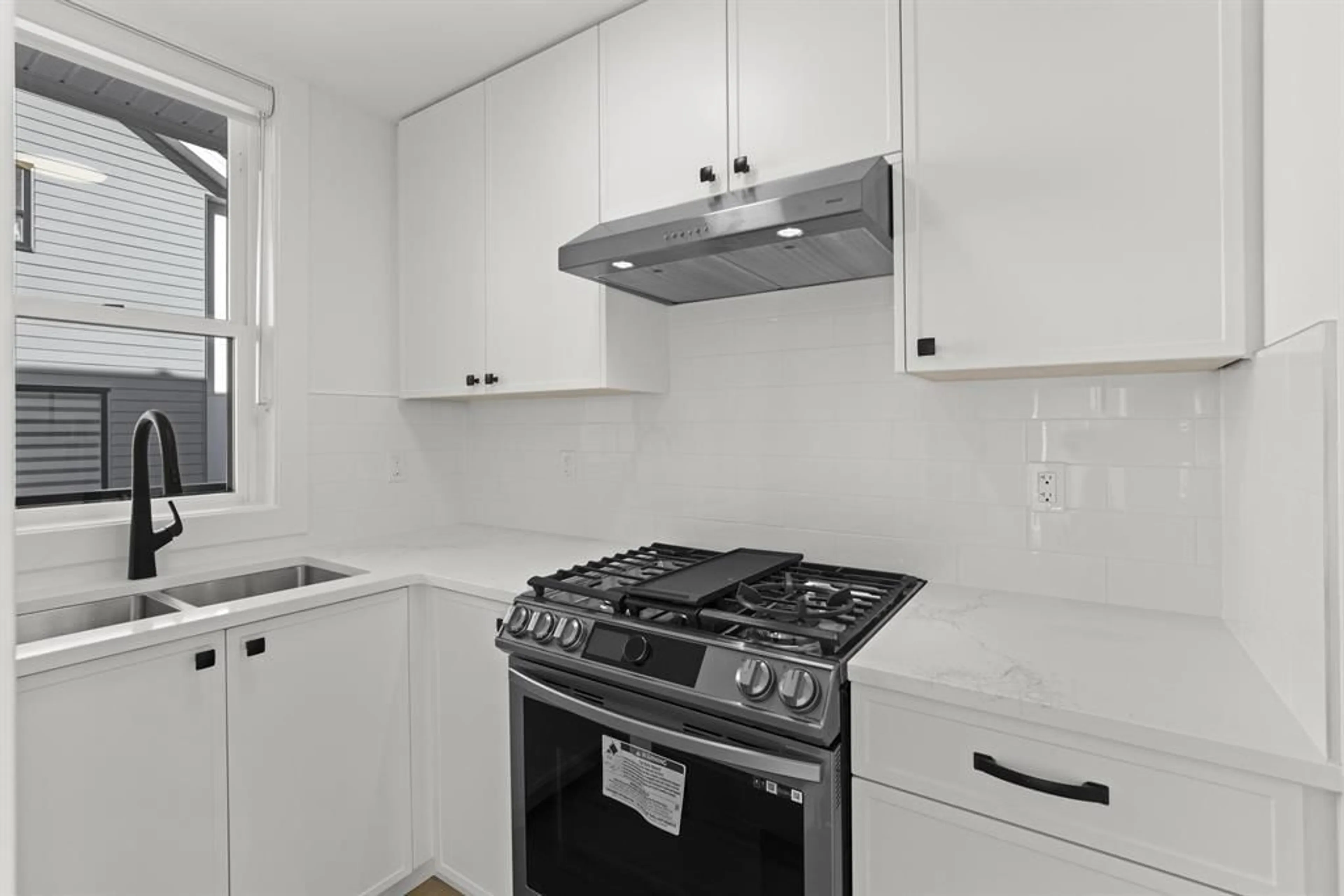 Standard kitchen, unknown for 37 - 12635 63 AVENUE, Surrey British Columbia V3X1T9