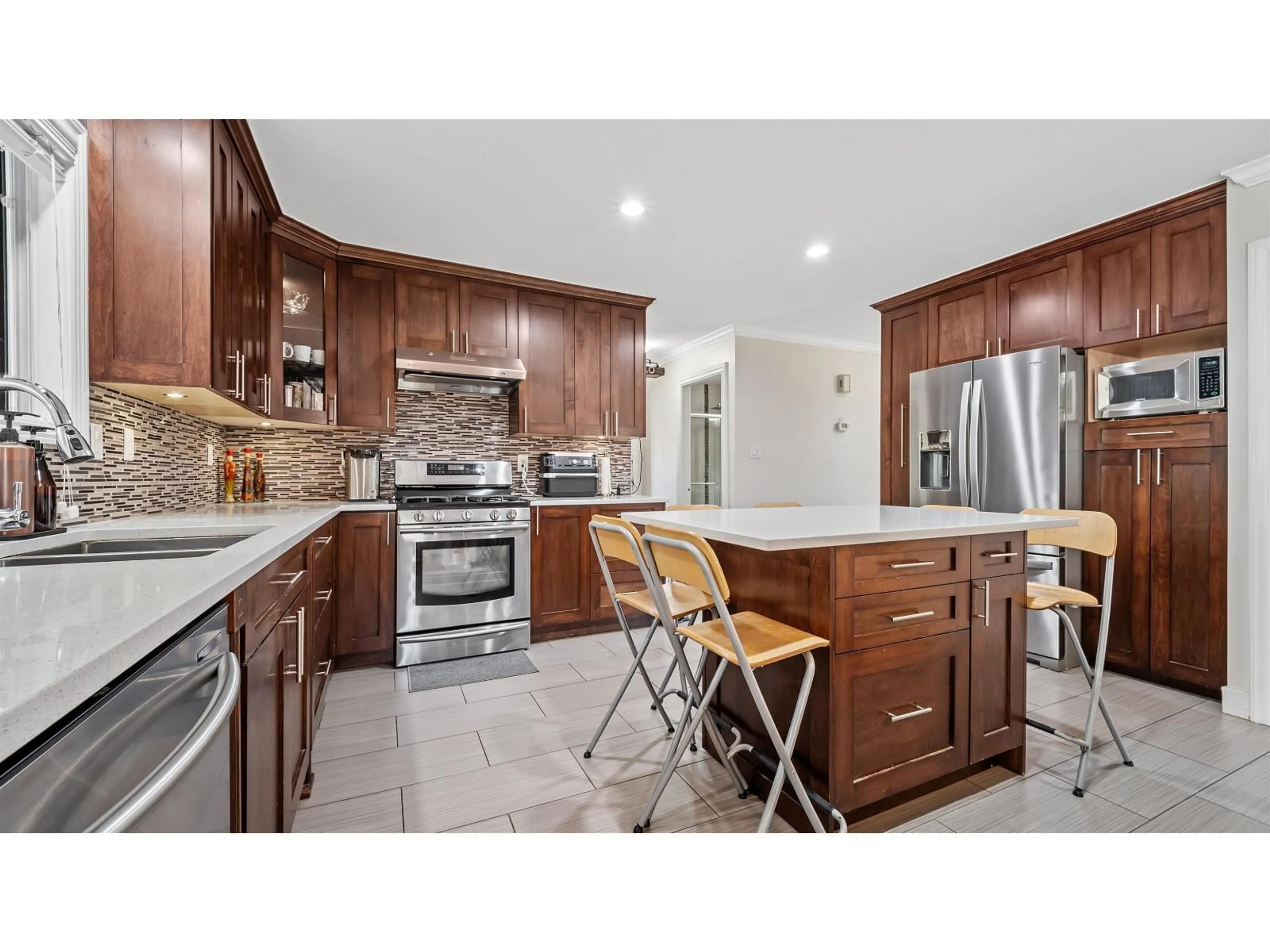 Open concept kitchen, ceramic/tile floor for 14077 84 AVENUE, Surrey British Columbia V3W0V5