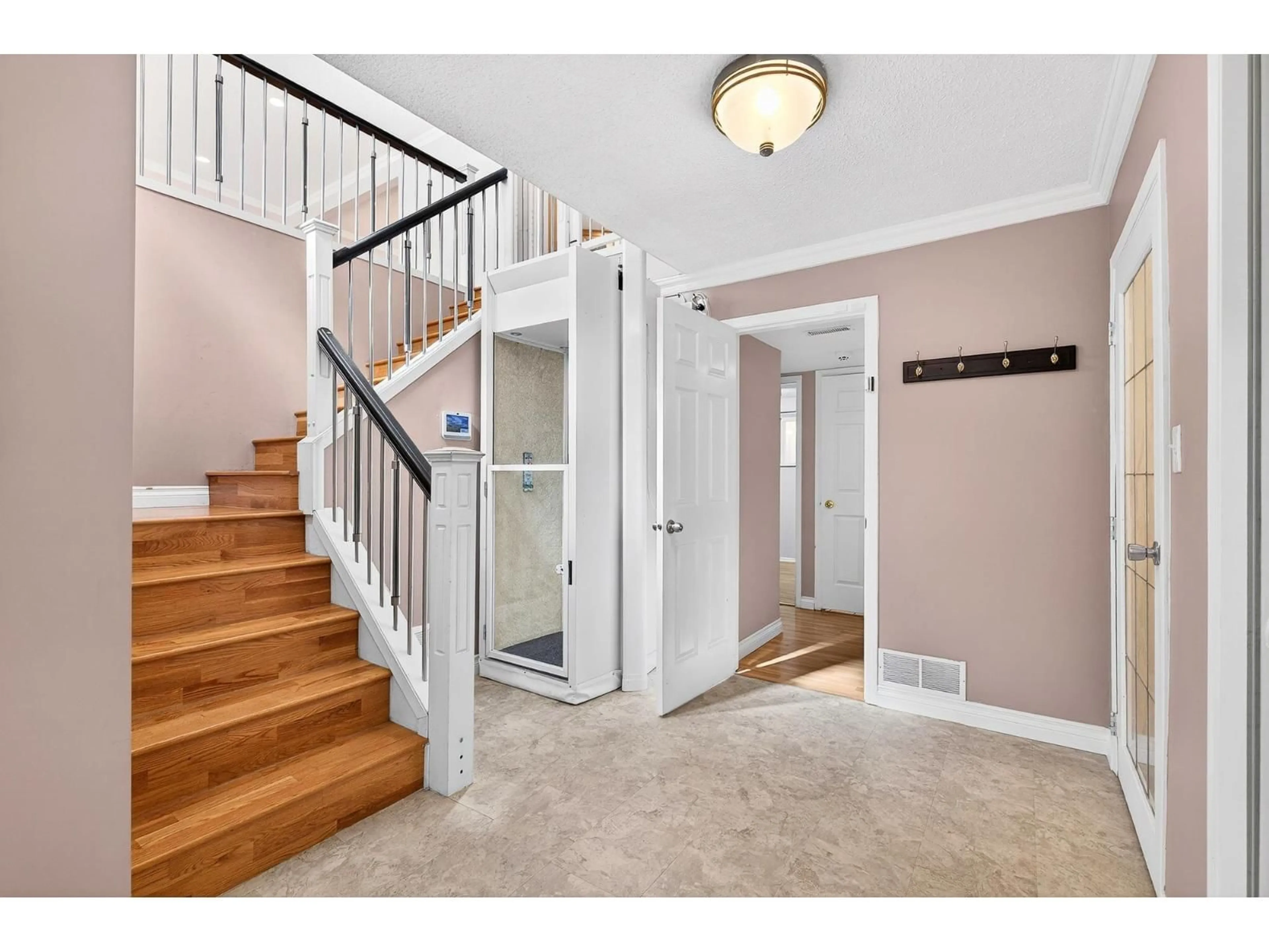 Indoor entryway for 20357 42 AVENUE, Langley British Columbia V3A3A6