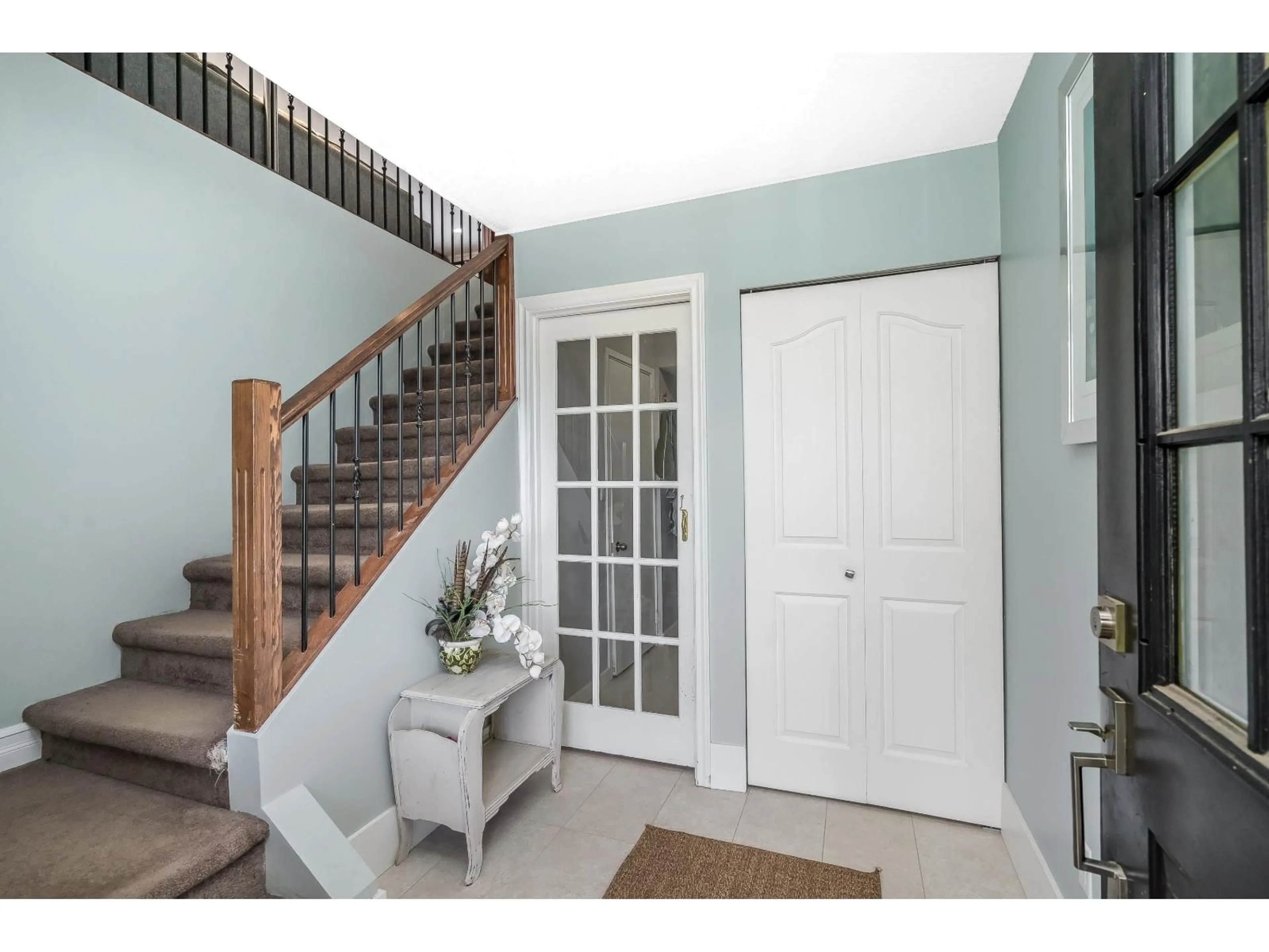 Indoor entryway for 32439 BEAVER DRIVE, Mission British Columbia V2V5R3