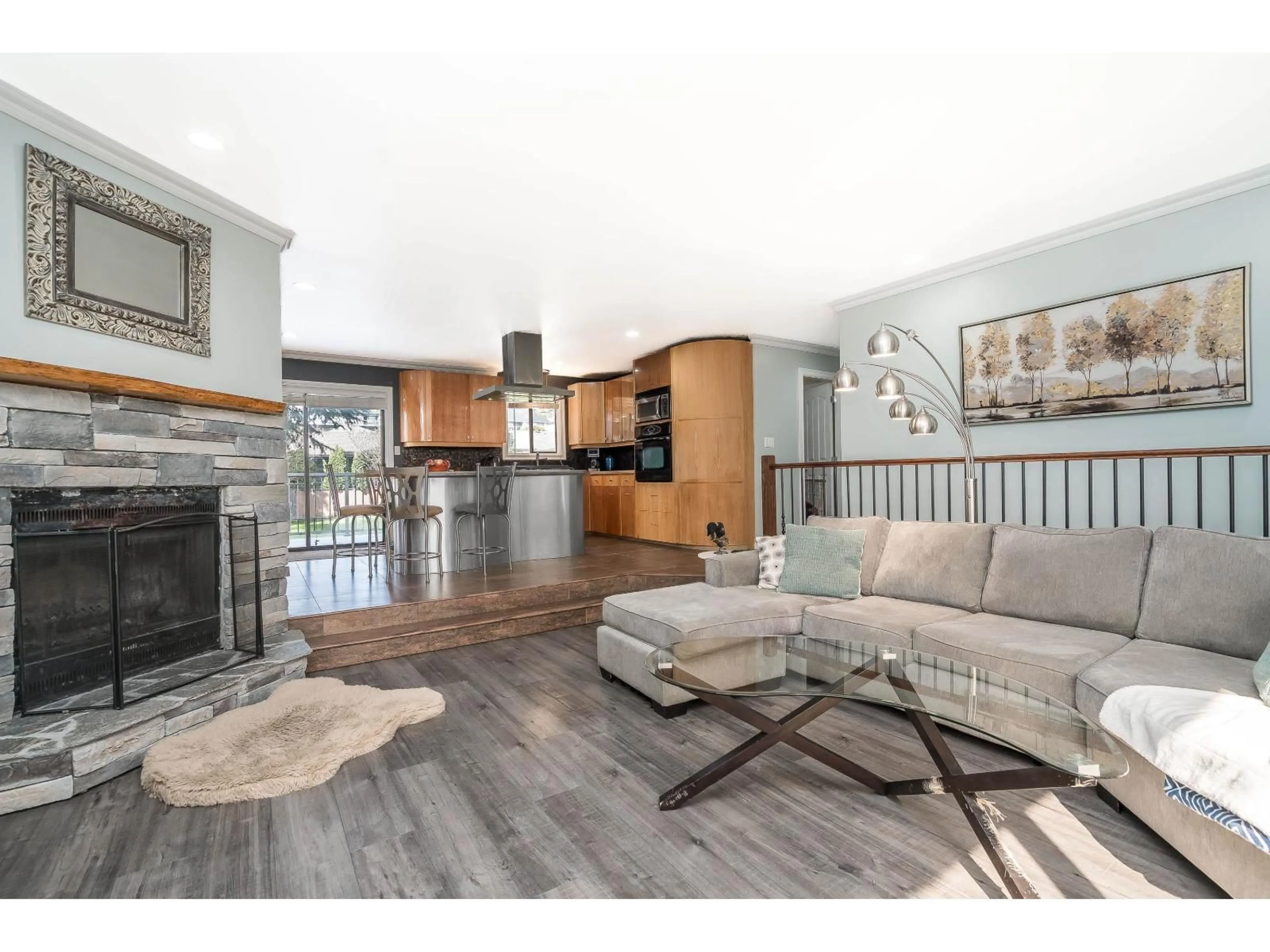 Living room with furniture, wood/laminate floor for 32439 BEAVER DRIVE, Mission British Columbia V2V5R3