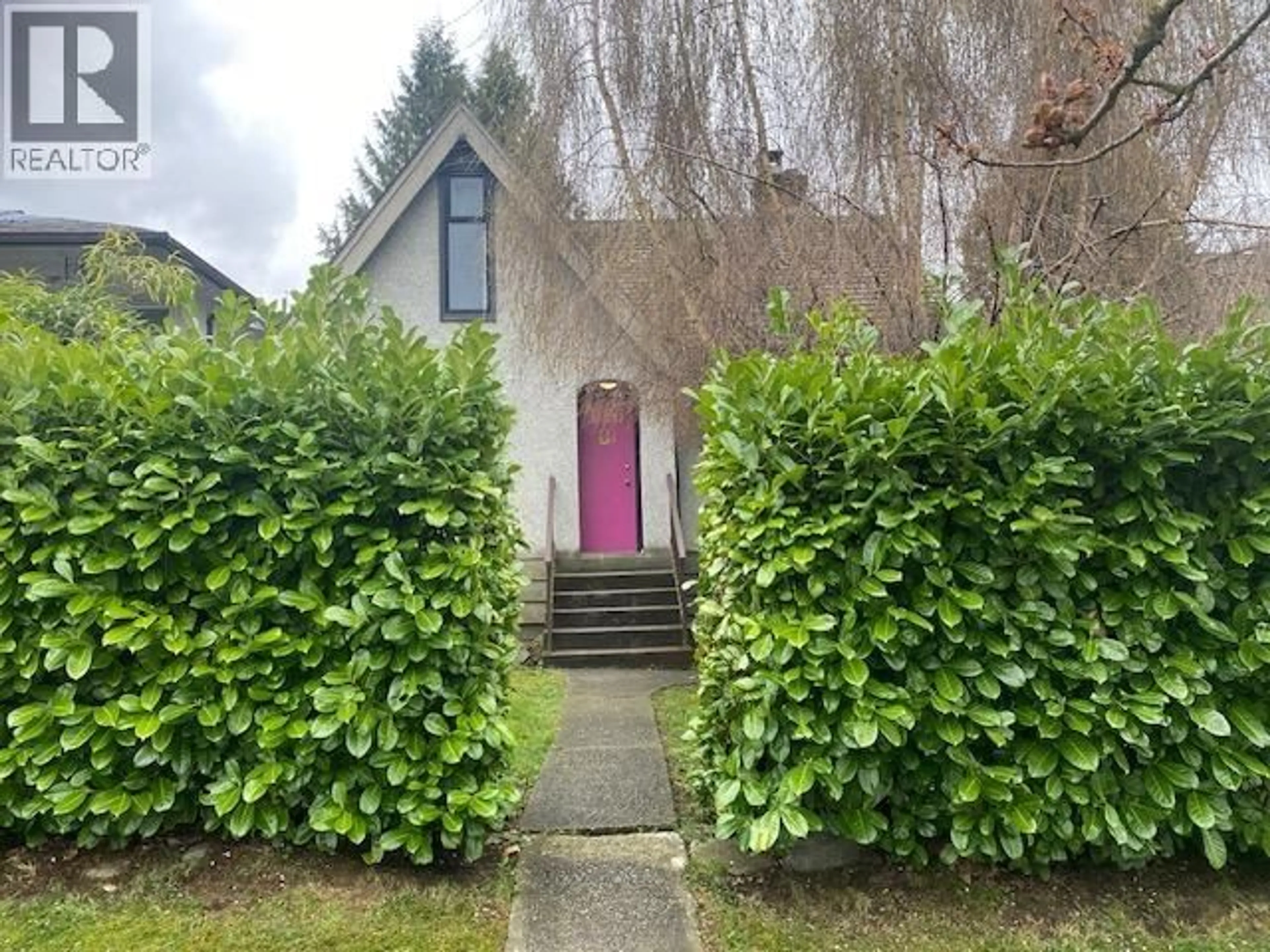 A pic from outside/outdoor area/front of a property/back of a property/a pic from drone, street for 2520 24 AVENUE, Vancouver British Columbia V5R1C9