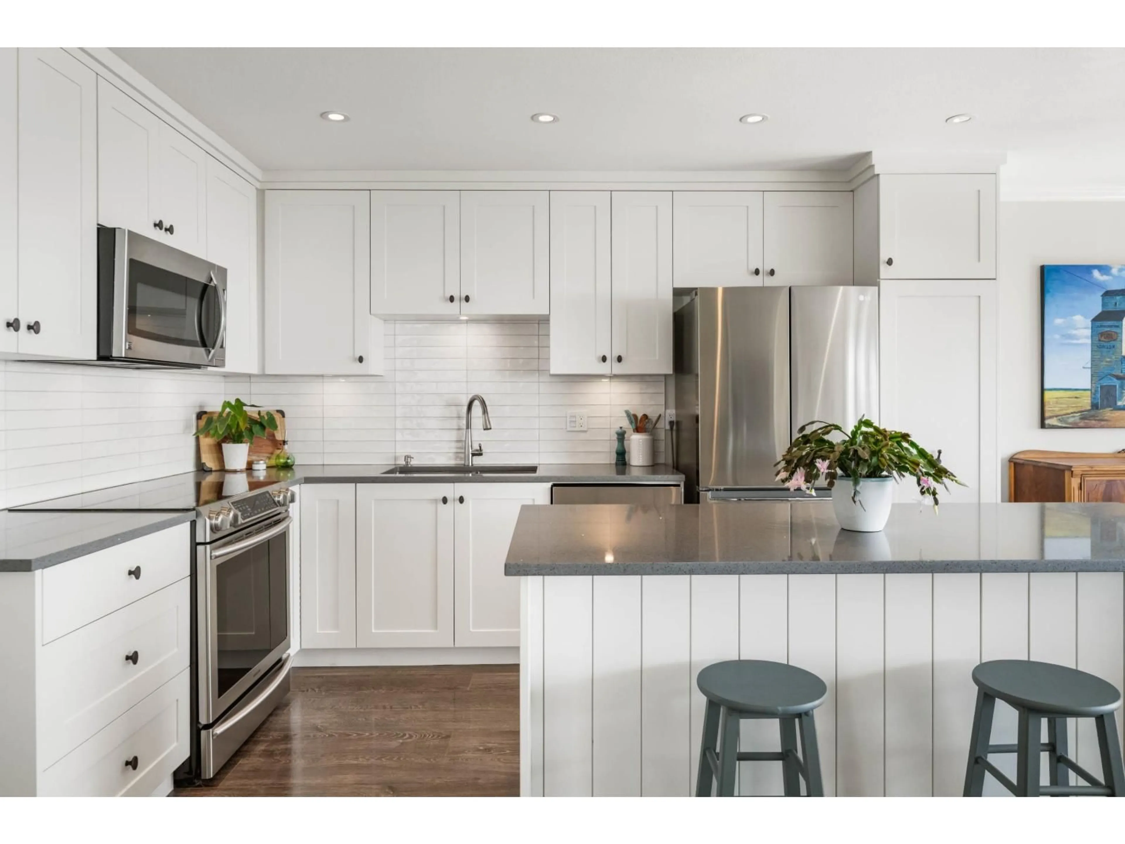 Open concept kitchen, wood/laminate floor for 4 - 15139 BUENA VISTA AVENUE, White Rock British Columbia V4B1Y2