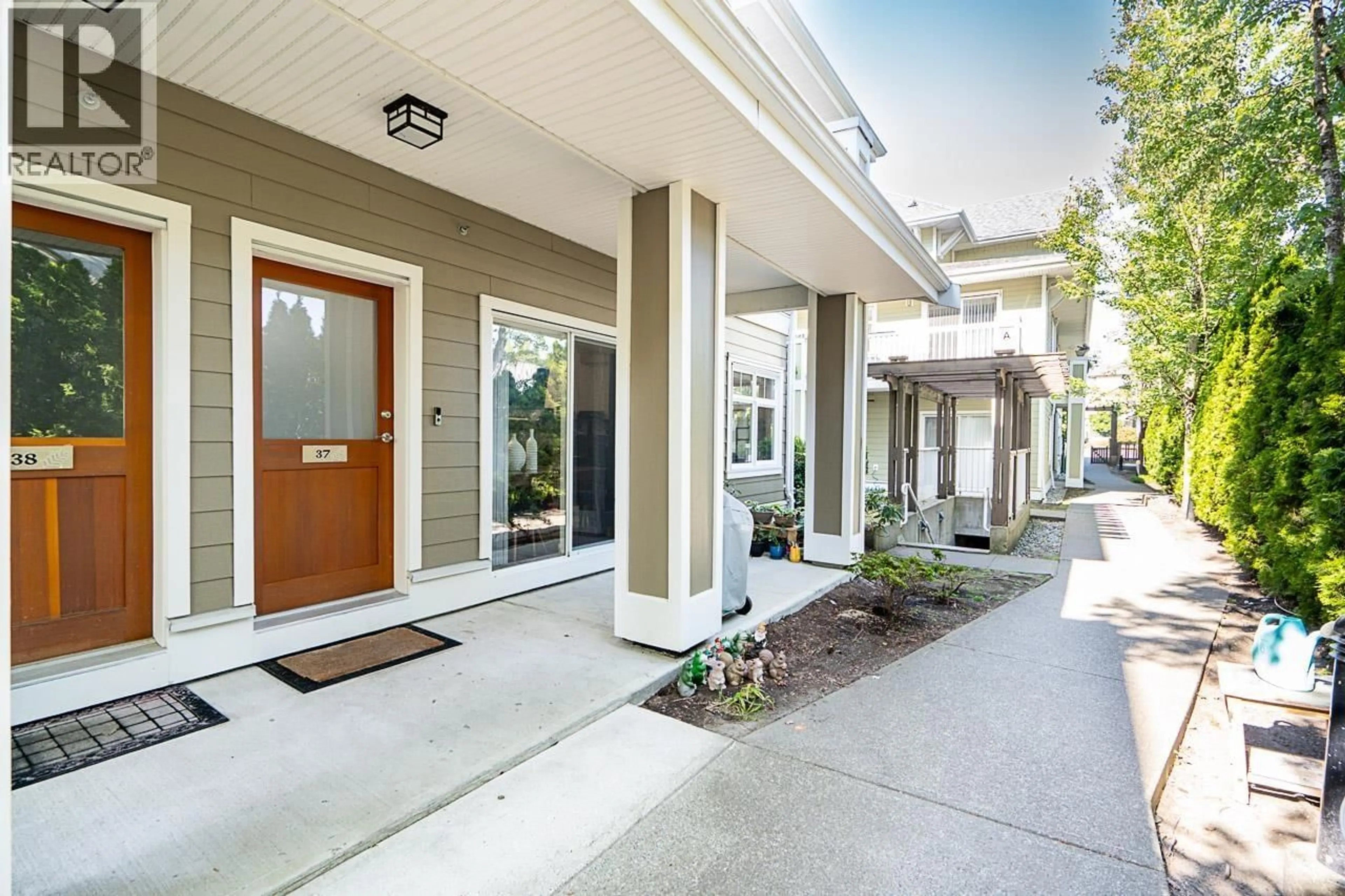 Indoor entryway for 37 - 7388 MACPHERSON AVENUE, Burnaby British Columbia V5J0A1