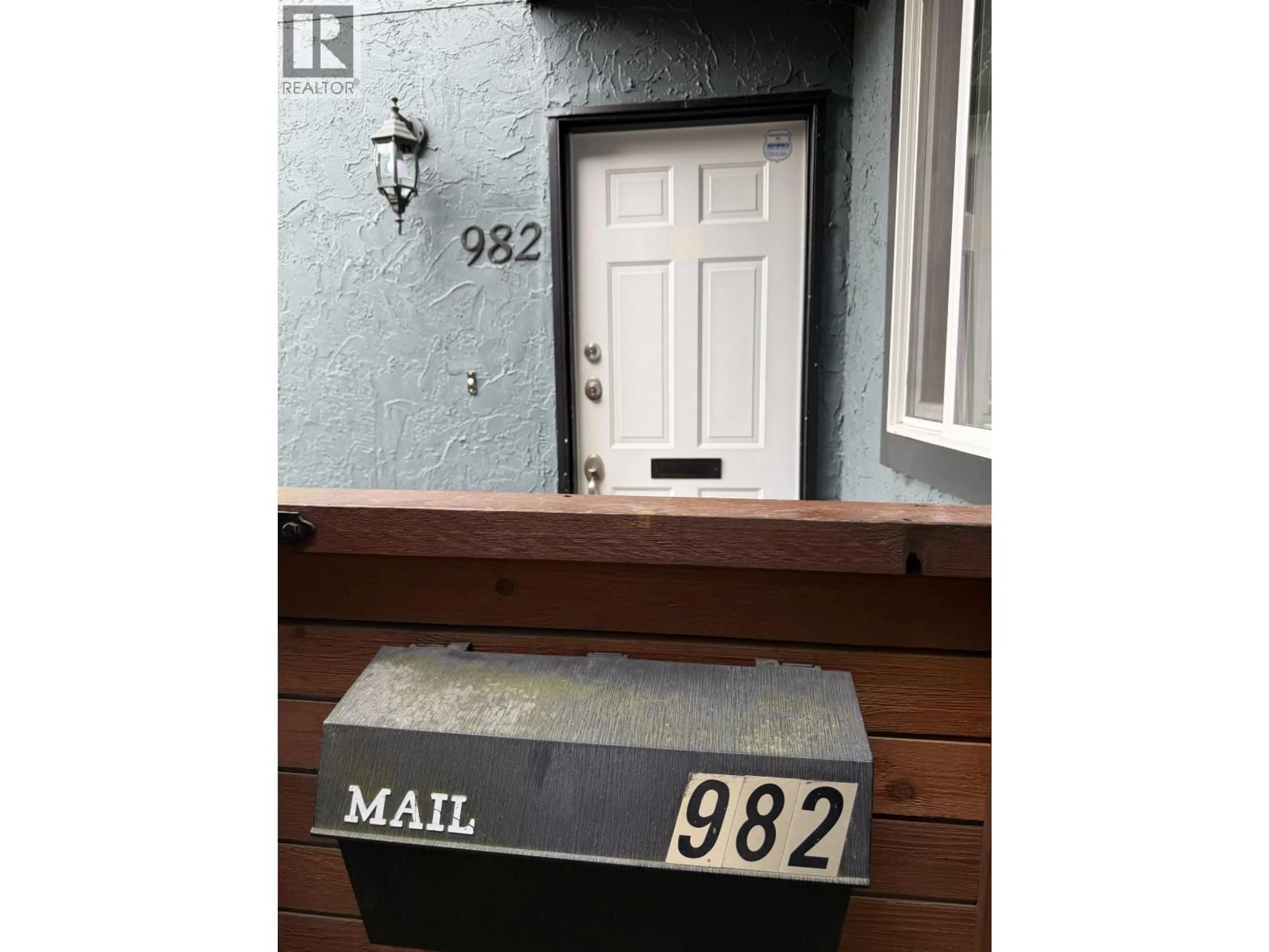 Indoor entryway for 982 HOWIE AVENUE, Coquitlam British Columbia V3J1T3