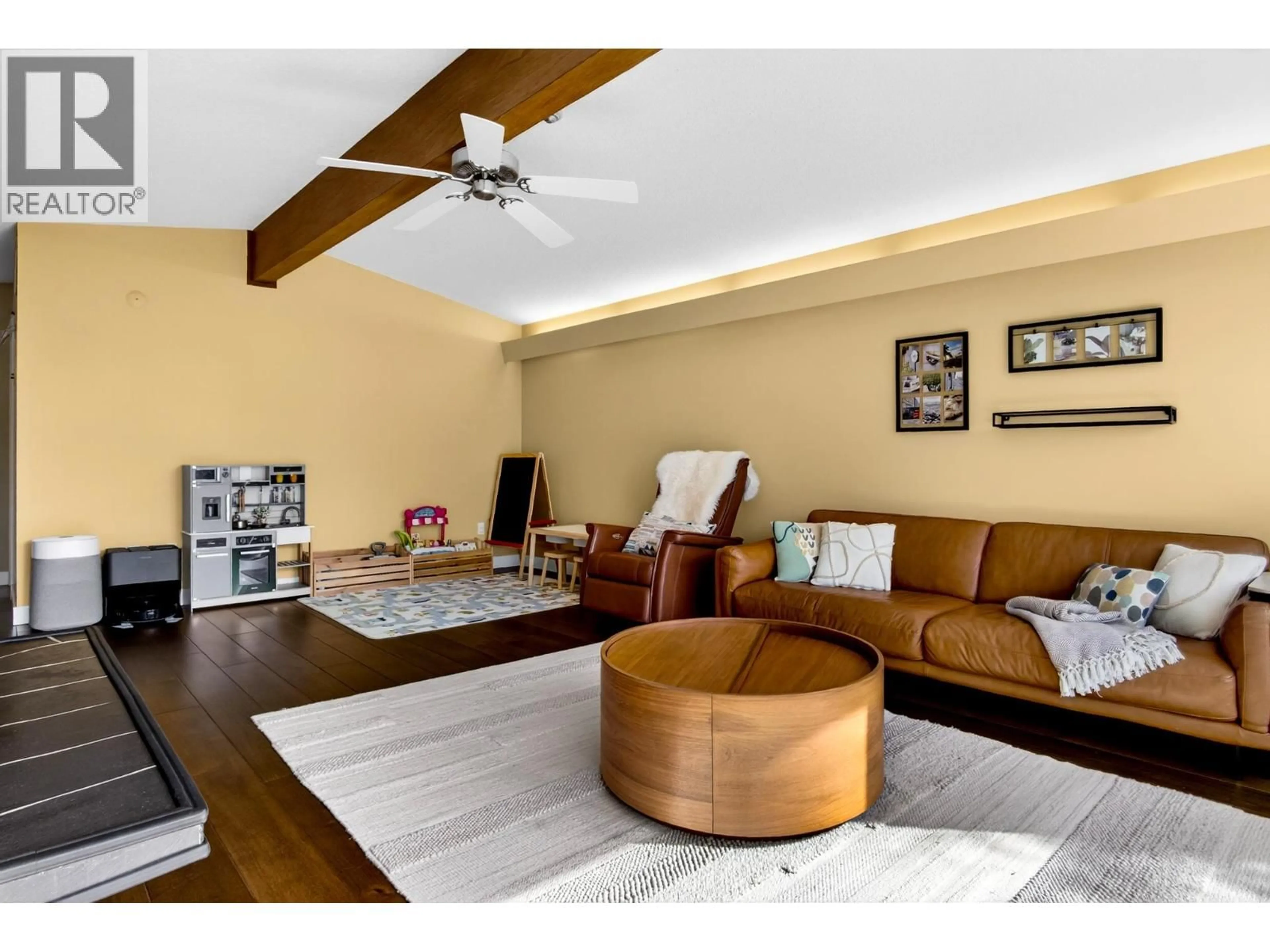 Living room with furniture, wood/laminate floor for 981 KINSAC STREET, Coquitlam British Columbia V3J4T8