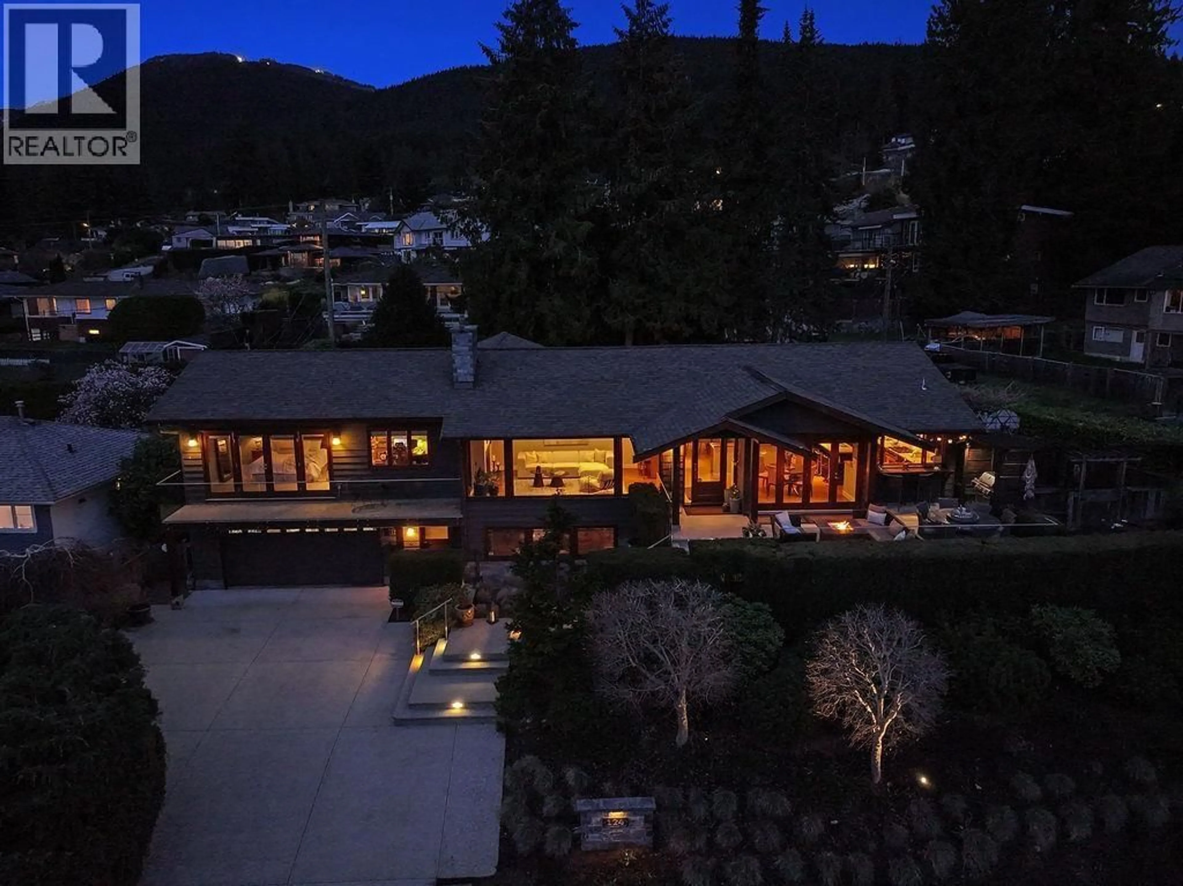 A pic from outside/outdoor area/front of a property/back of a property/a pic from drone, mountain view for 124 CARISBROOKE CRESCENT, North Vancouver British Columbia V7N2S1