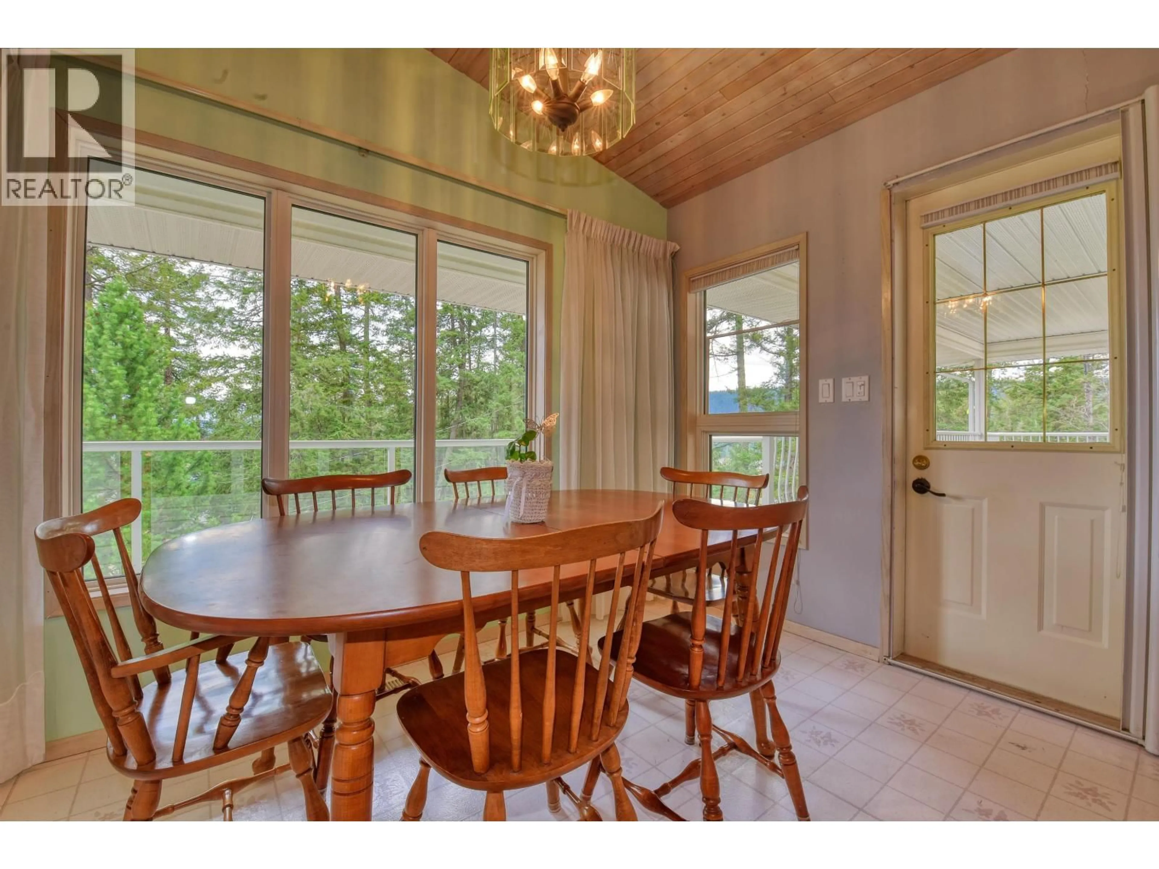 Dining room, wood/laminate floor for 311 LEXINGTON ROAD, Williams Lake British Columbia V2G5H3