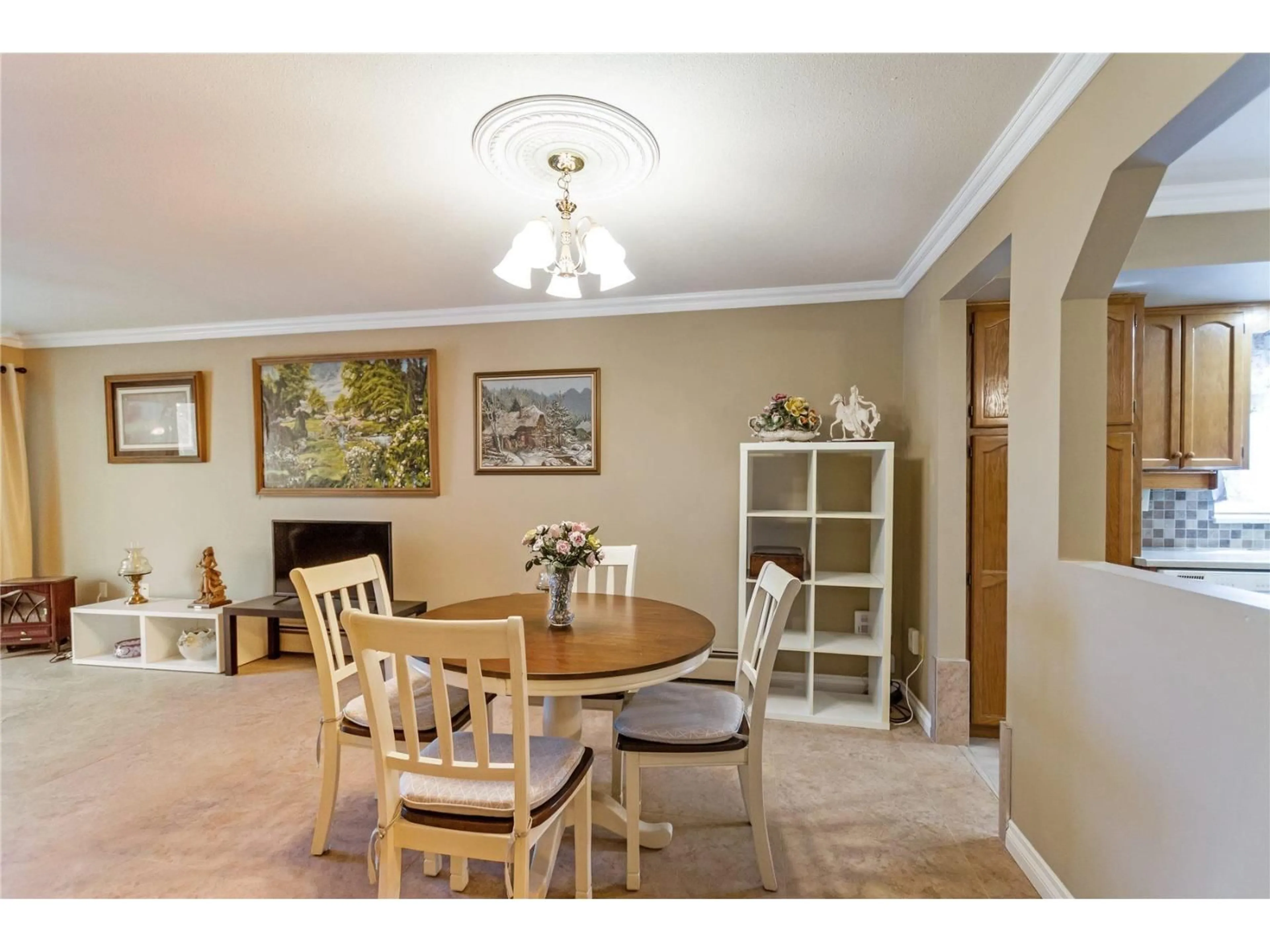 Dining room, wood/laminate floor for 101 - 31930 OLD YALE ROAD, Abbotsford British Columbia V2T2C7