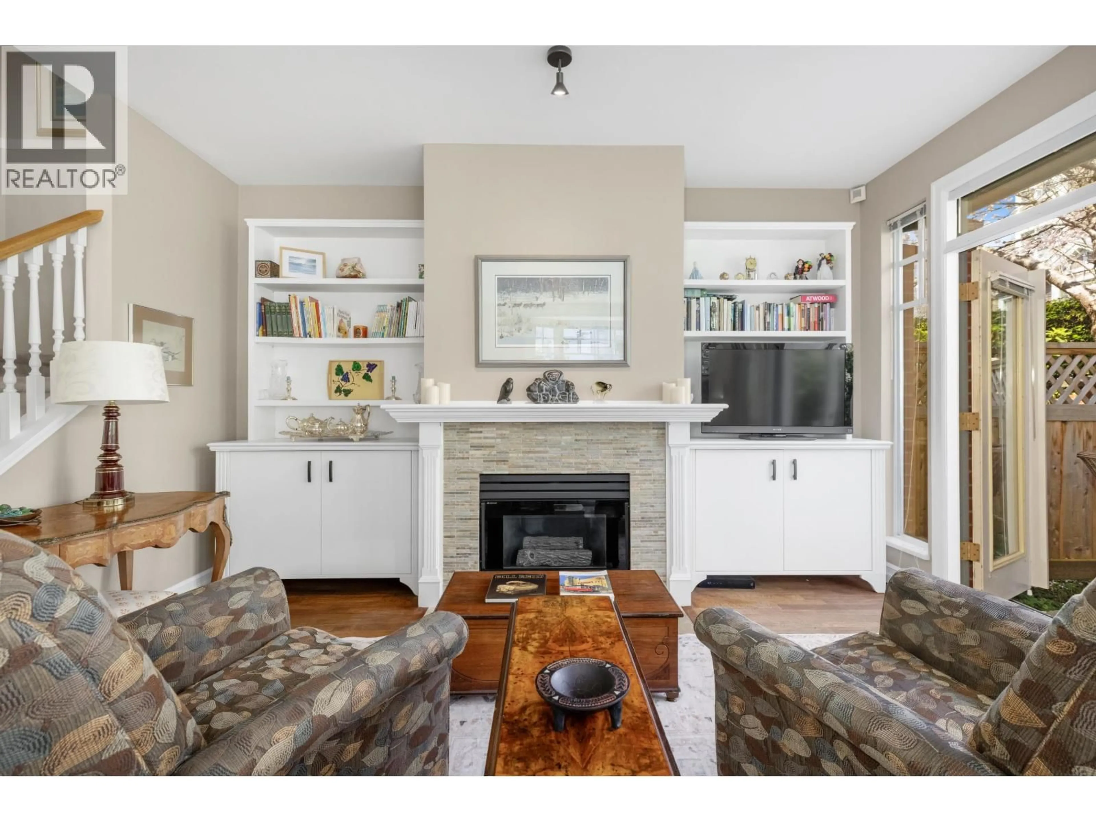 Living room with furniture, wood/laminate floor for 10 - 5880 HAMPTON PLACE, Vancouver British Columbia V6T2E9