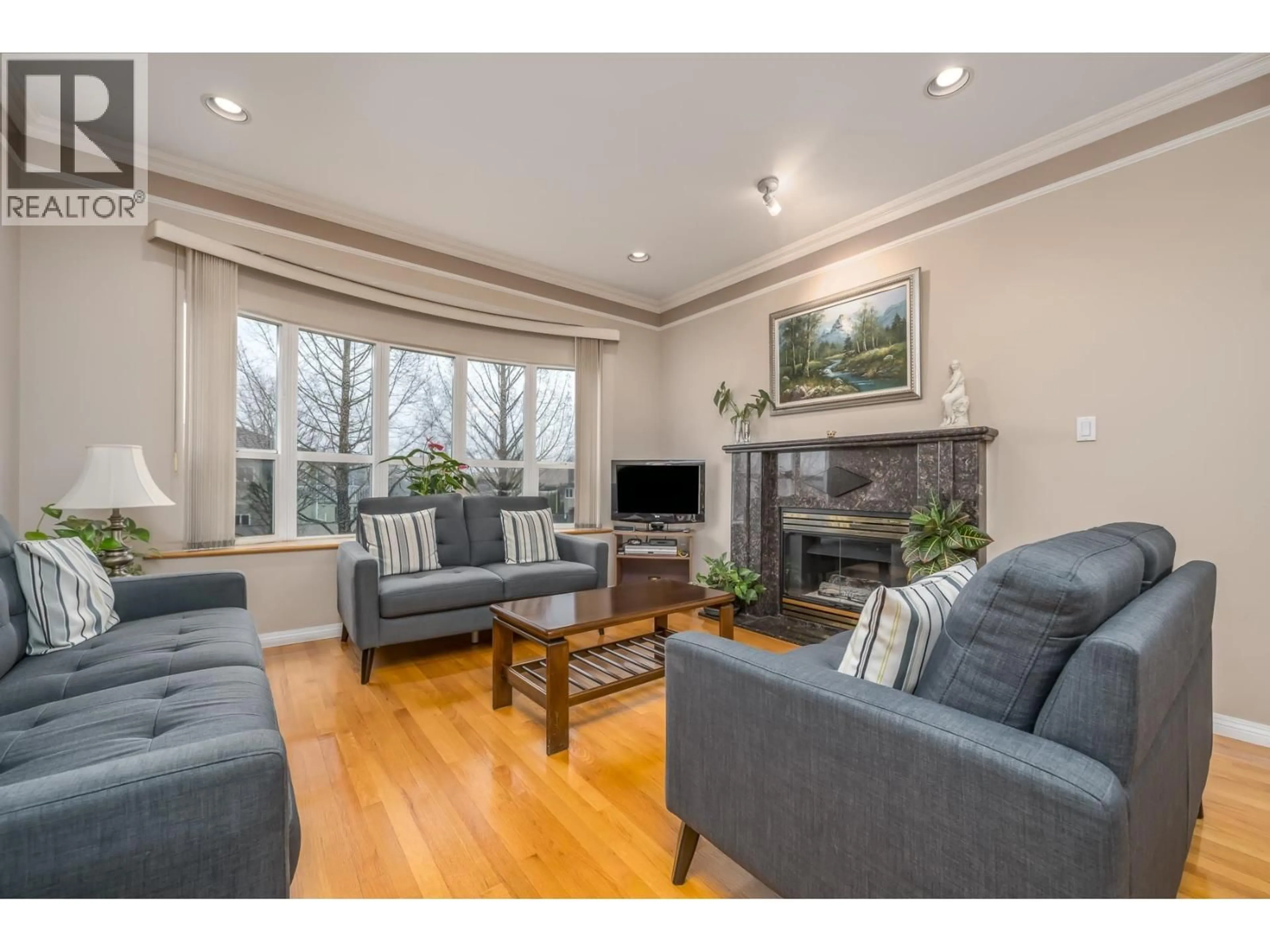 Living room with furniture, wood/laminate floor for 1233 RUPERT STREET, Vancouver British Columbia V5K5E1