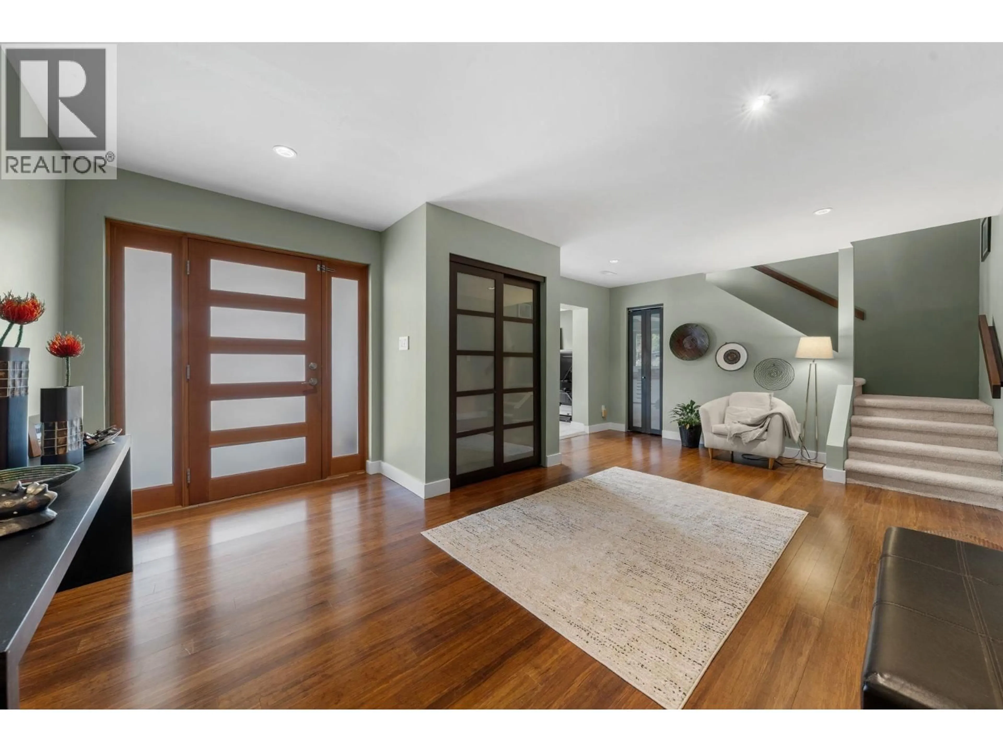 Indoor entryway for 4515 MEADOWBANK CLOSE, North Vancouver British Columbia V7K2L1