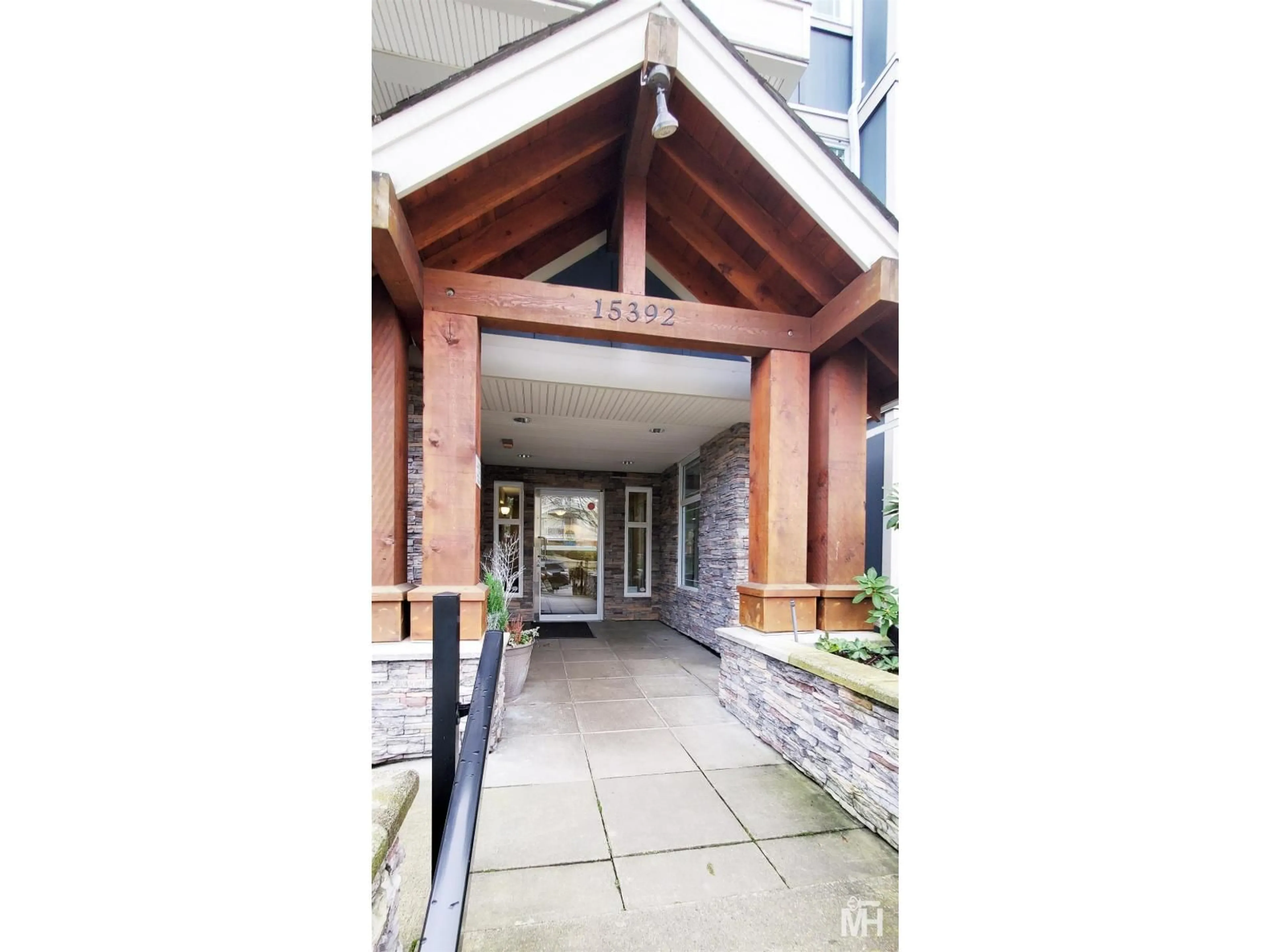 Indoor foyer for 111 - 15392 16A AVENUE, Surrey British Columbia V4A1S9