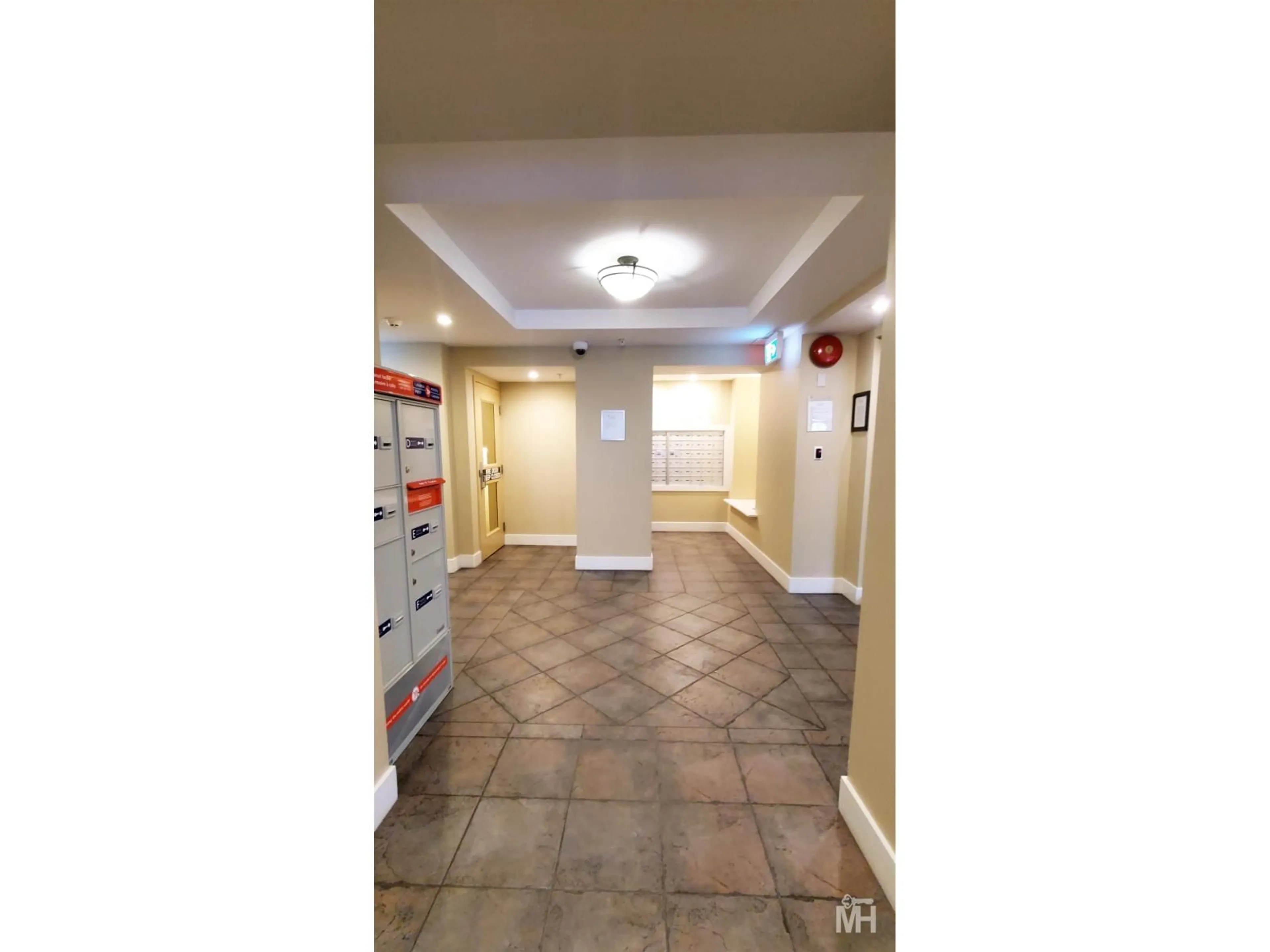 Indoor foyer for 111 - 15392 16A AVENUE, Surrey British Columbia V4A1S9