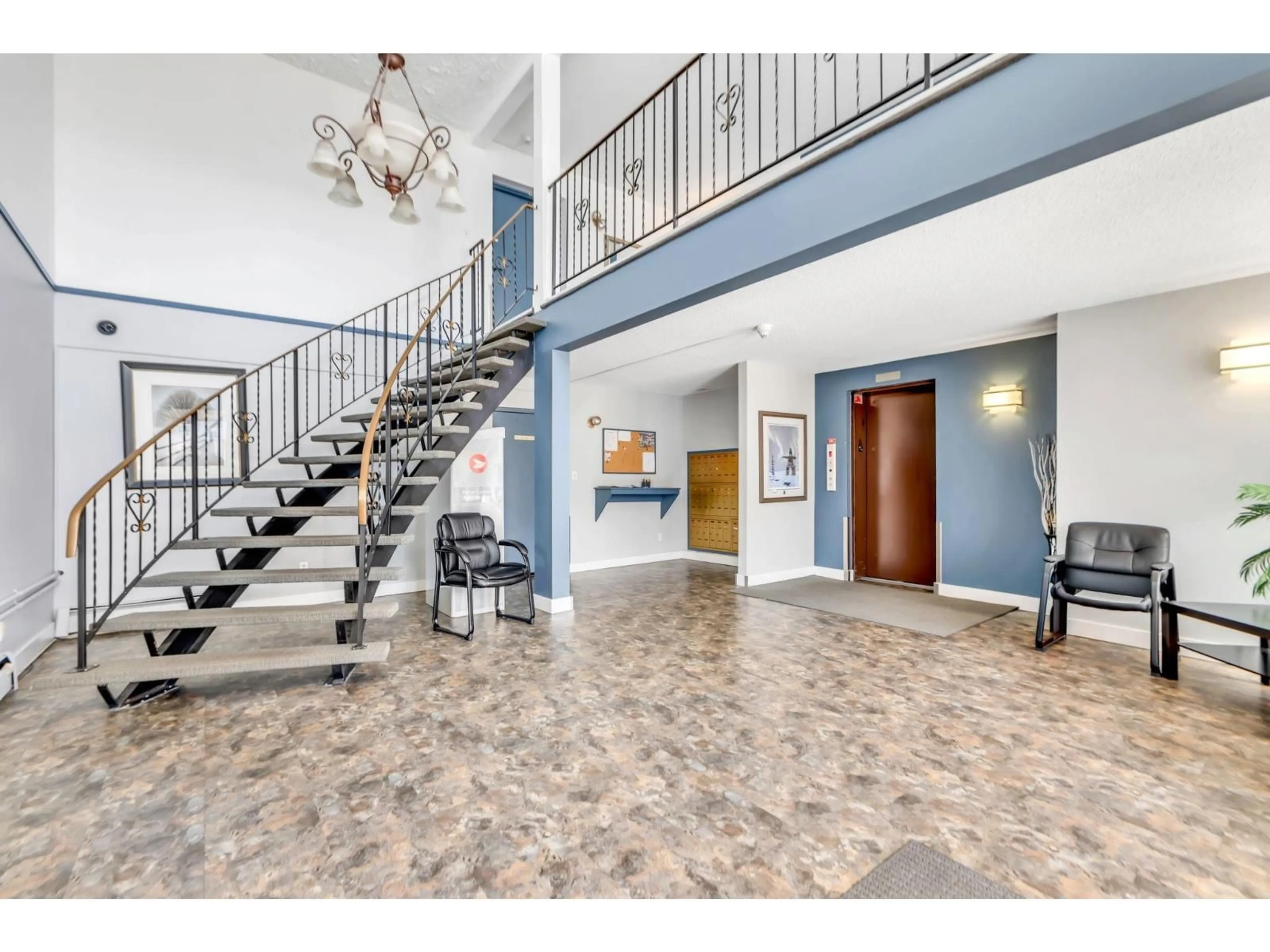 Indoor foyer for 102 - 32025 TIMS AVENUE, Abbotsford British Columbia V2T2H3