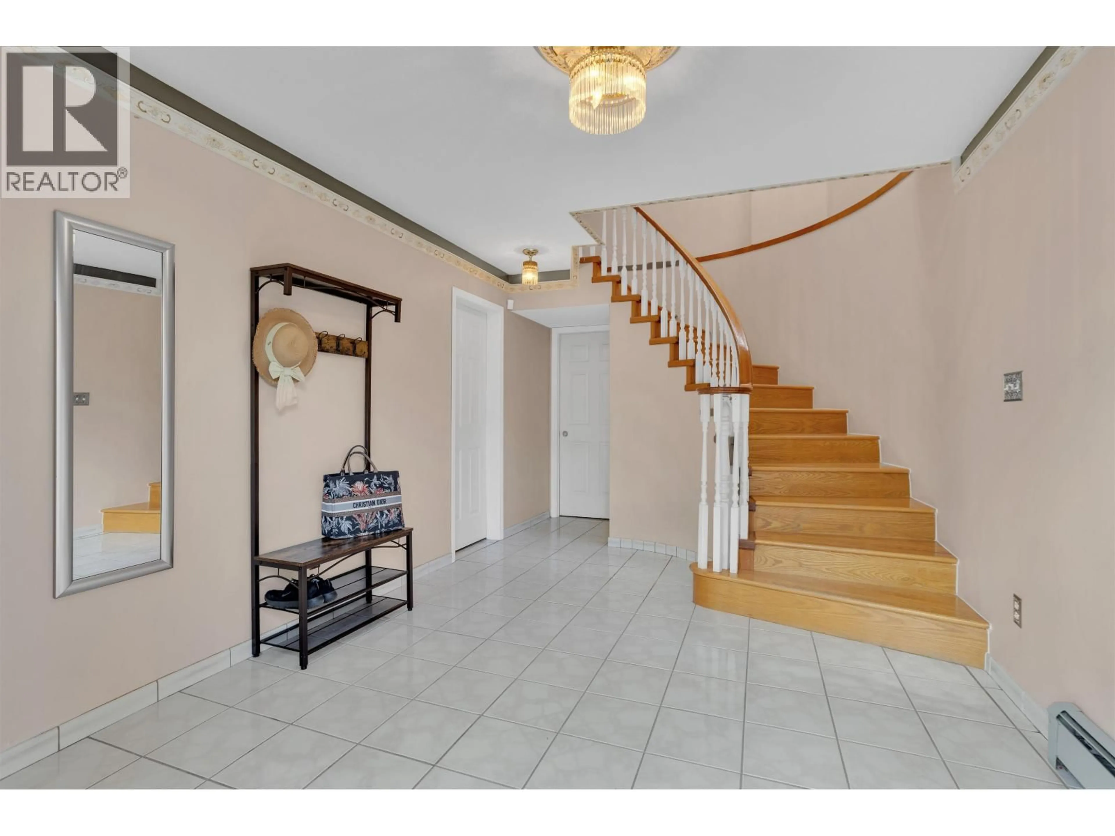 Indoor foyer for 3240 CLIVE AVENUE, Vancouver British Columbia V5R4V2