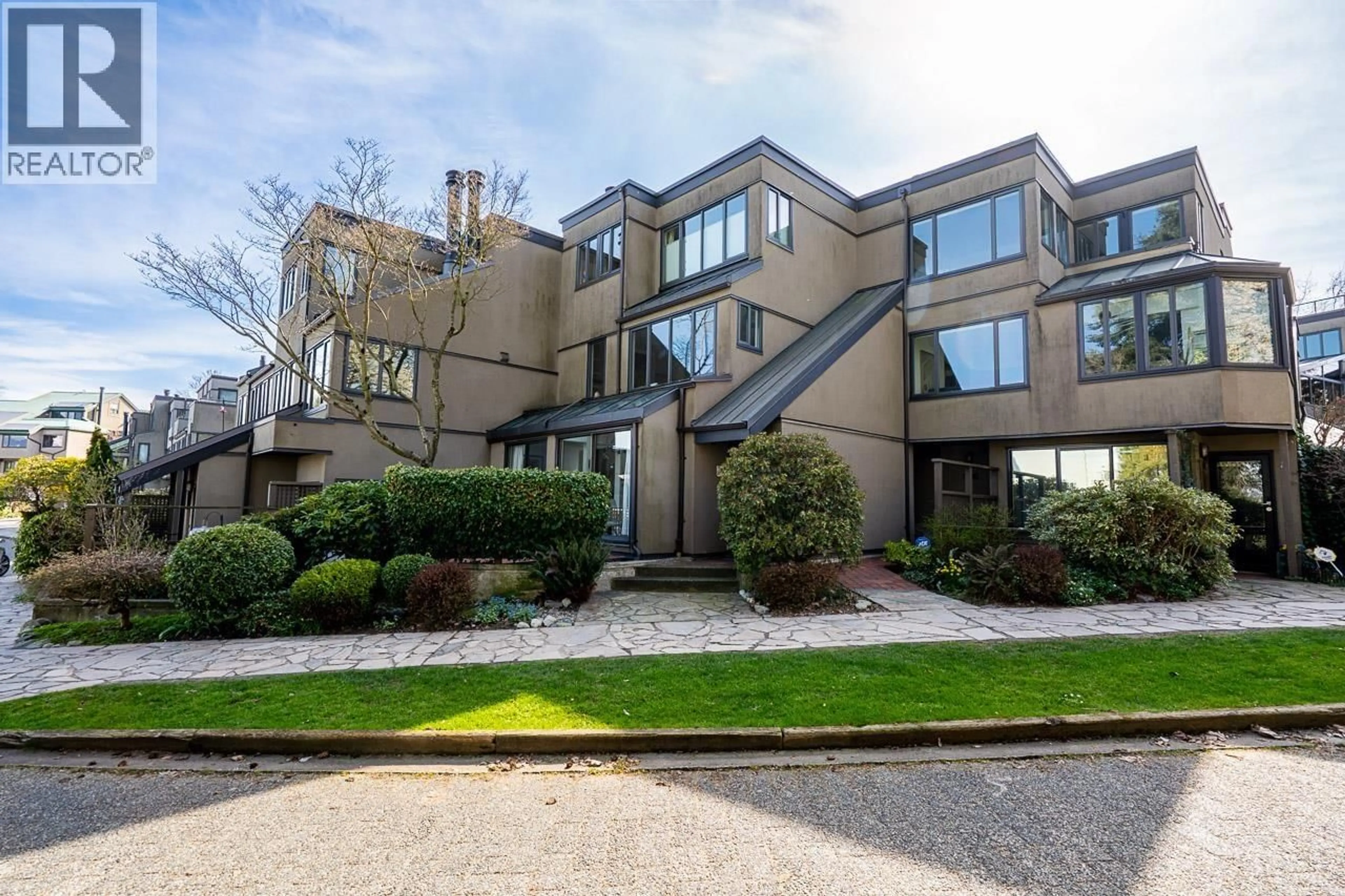 Unknown for 836 MILLBANK, Vancouver British Columbia V5Z3Z4