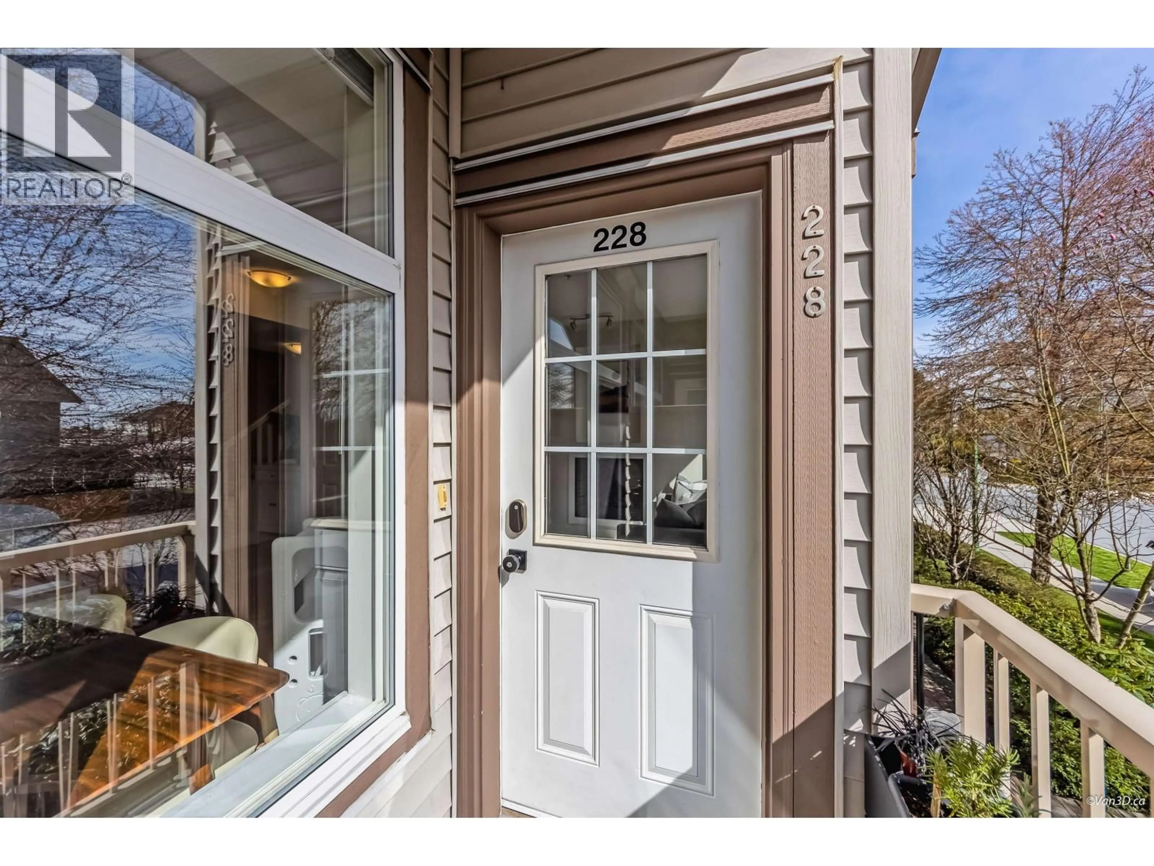 Indoor entryway for 228 - 5155 WATLING STREET, Burnaby British Columbia V5J1W8