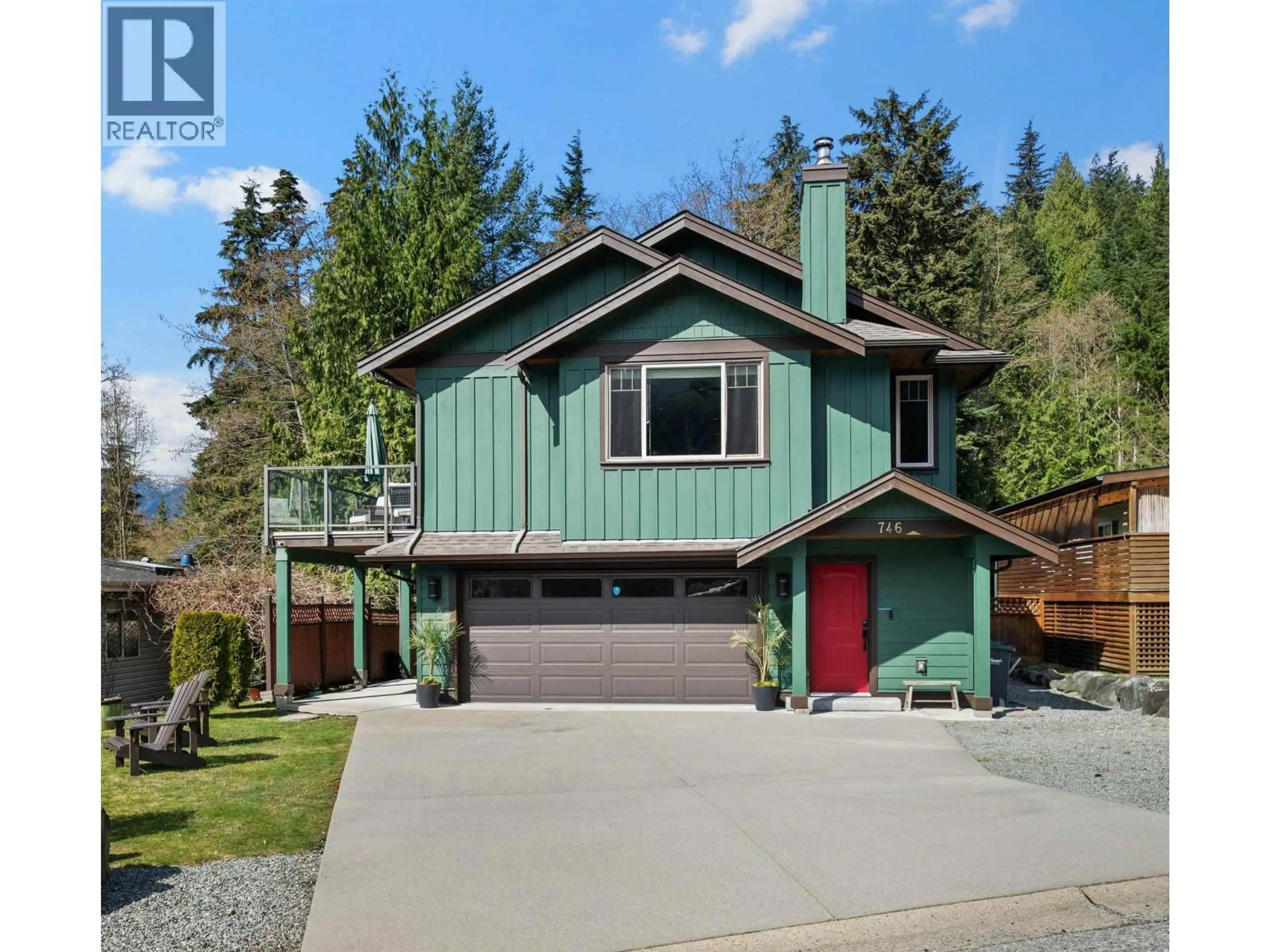 Home with vinyl exterior material, street for 746 UPPER CRESCENT, Squamish British Columbia V8B1J2