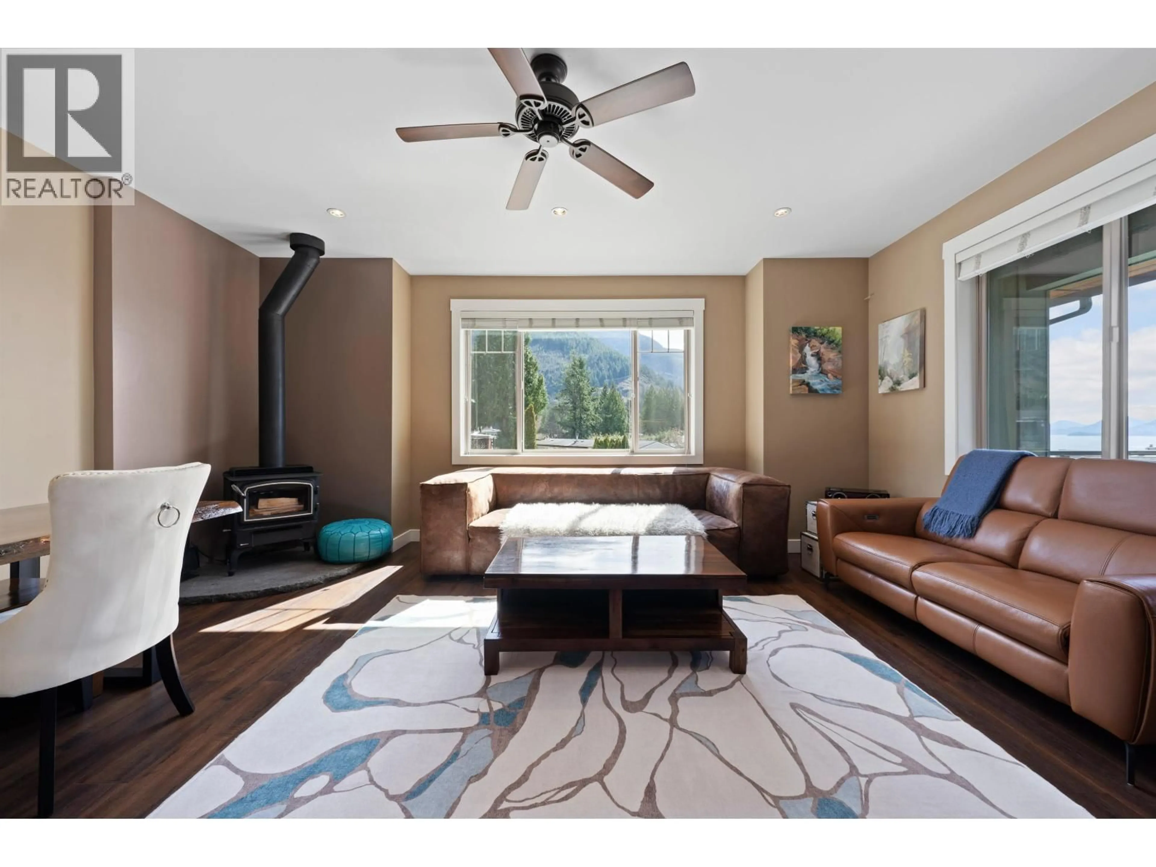 Living room with furniture, wood/laminate floor for 746 UPPER CRESCENT, Squamish British Columbia V8B1J2