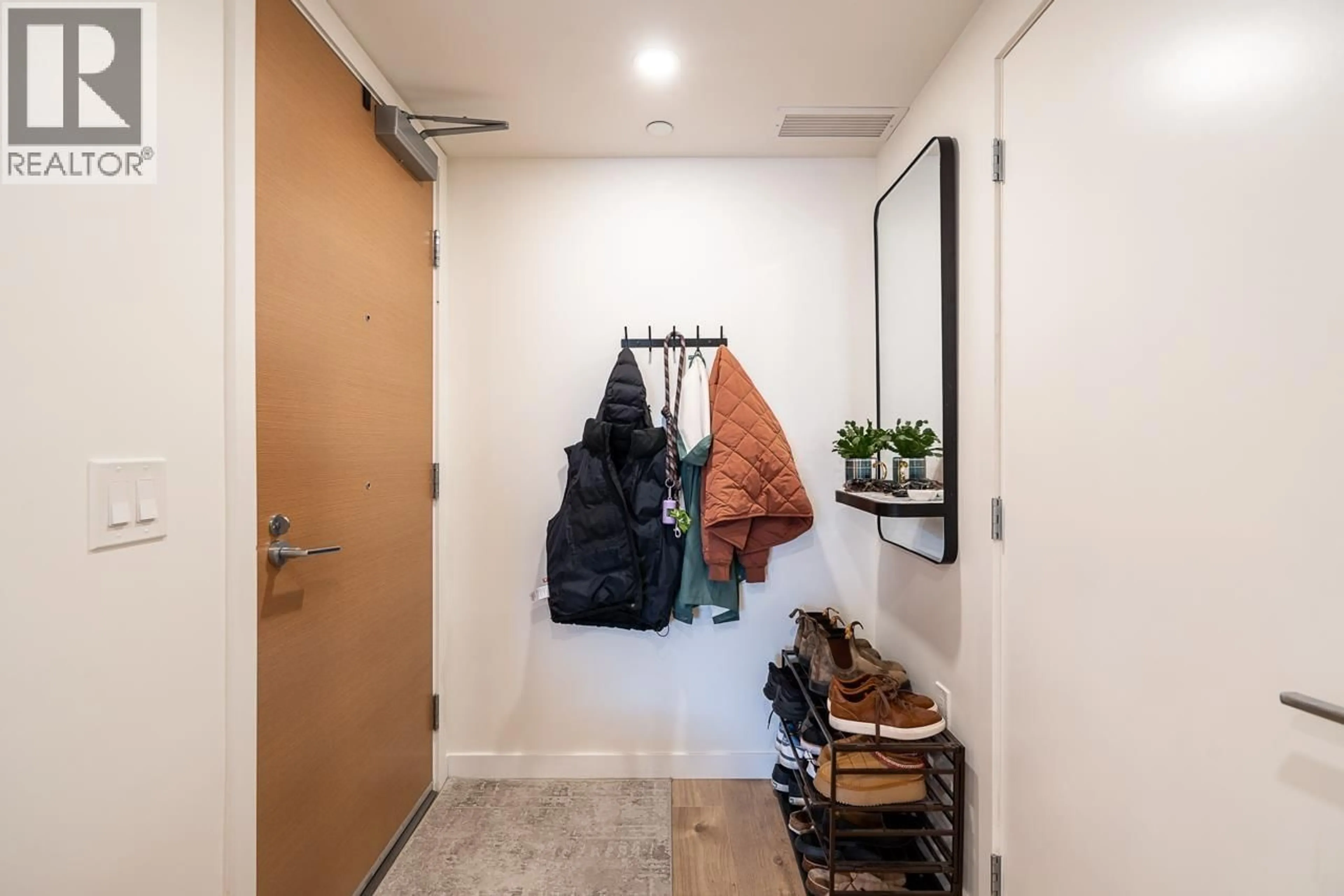 Indoor entryway for 404 - 210 5TH AVENUE, Vancouver British Columbia V5T0K1