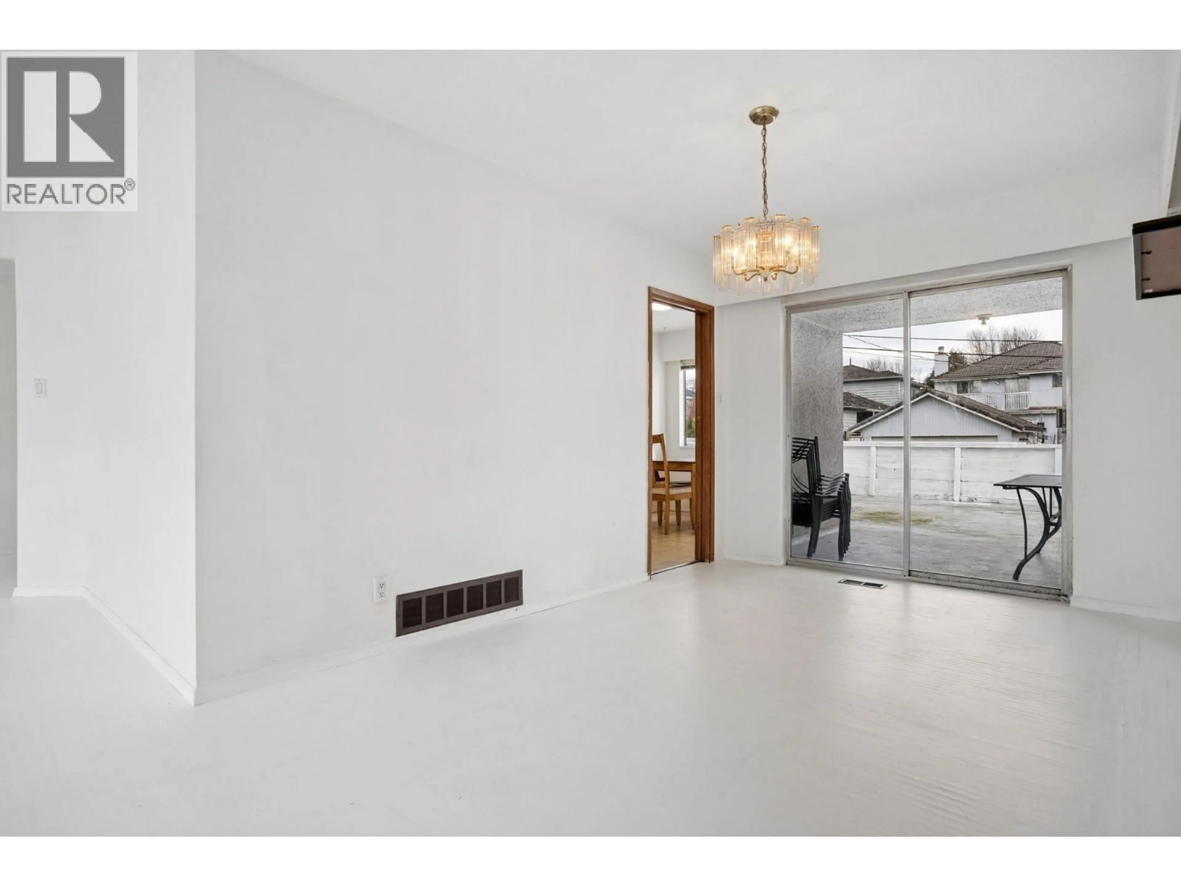 Indoor foyer for 585 65TH AVENUE, Vancouver British Columbia V6P2P6