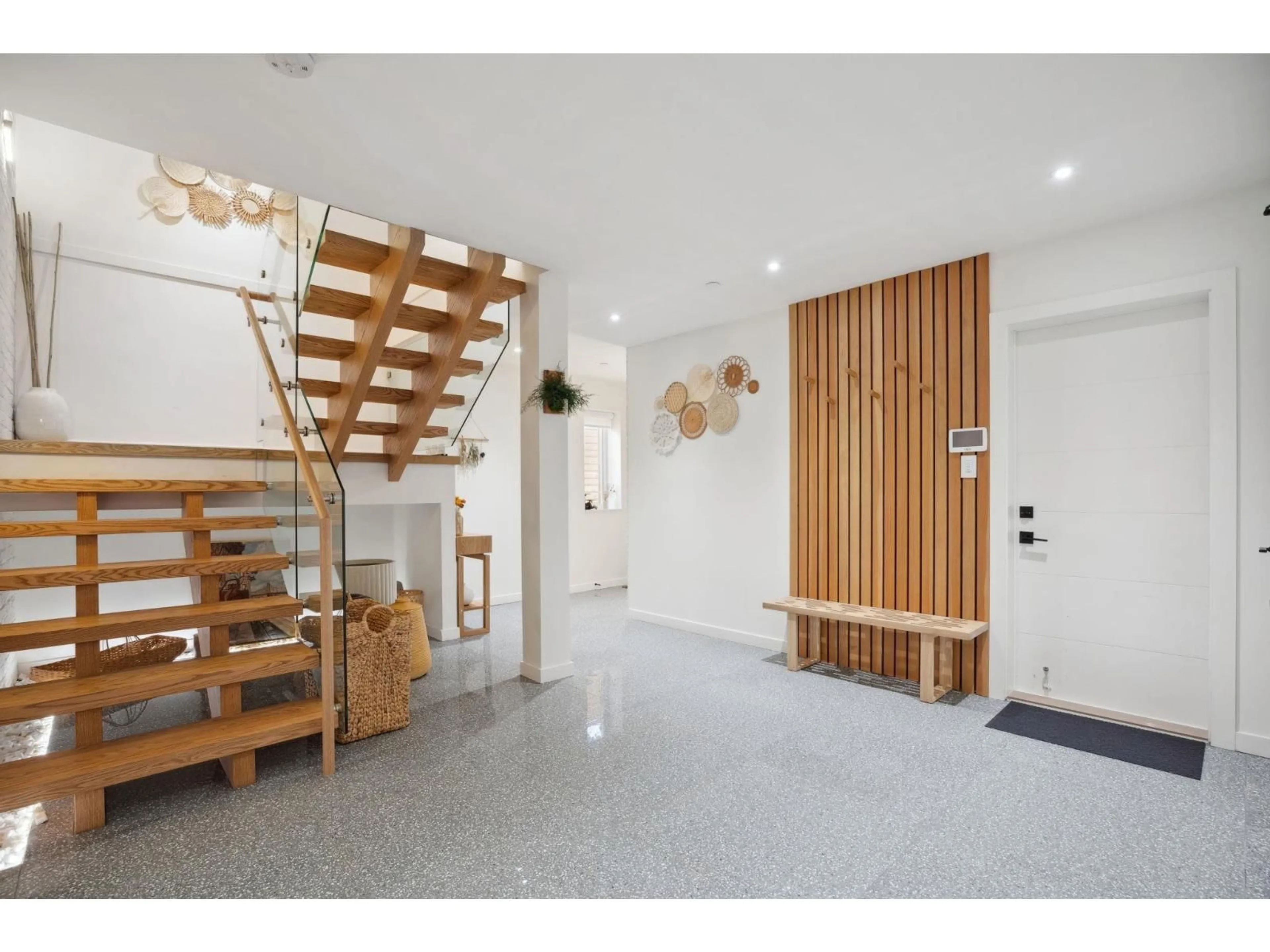 Indoor foyer for 828 STEVENS STREET, White Rock British Columbia V4B4X2