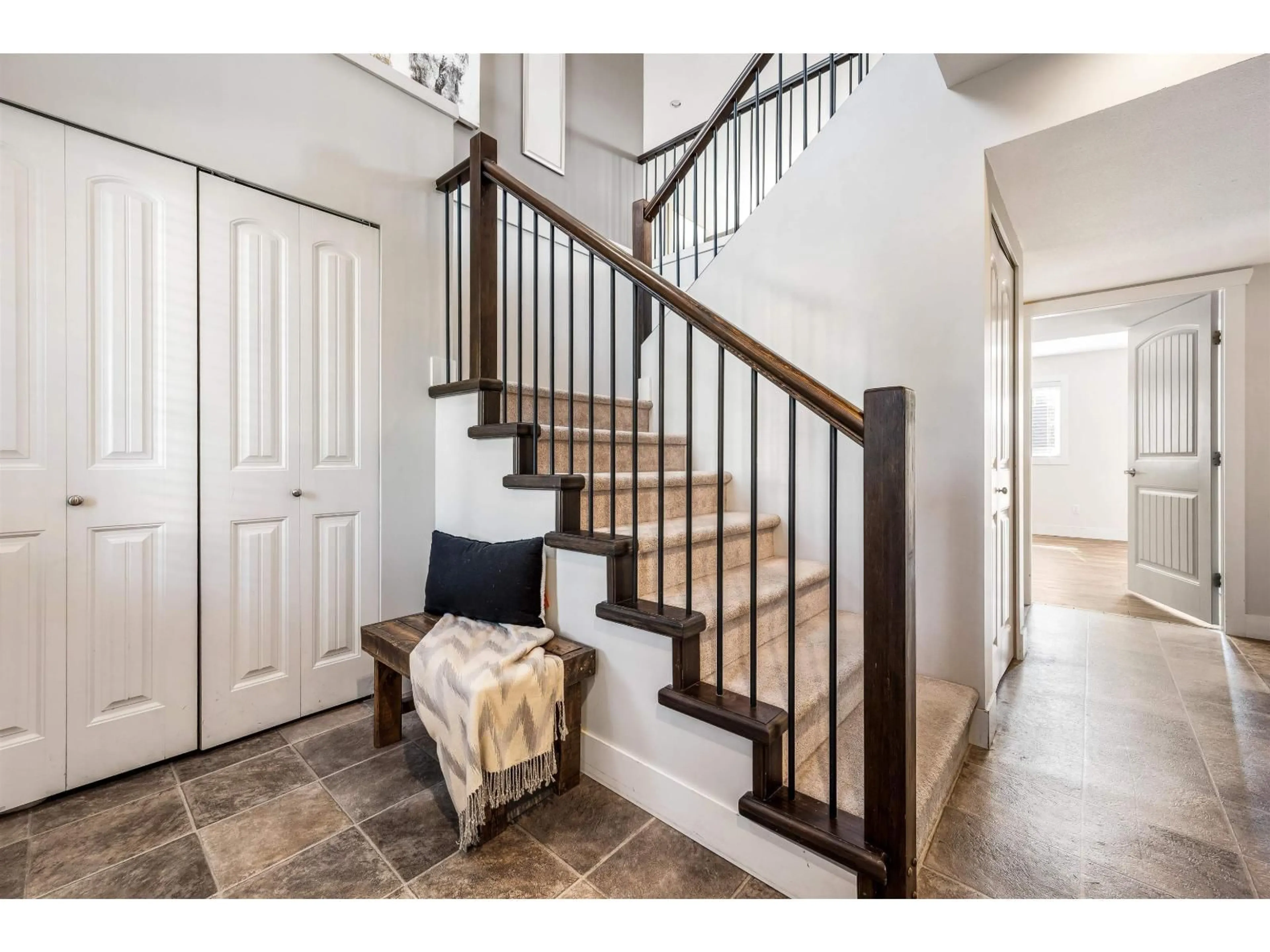 Indoor entryway for 3 - 46238 STRATHCONA ROAD, Chilliwack British Columbia V2P3T2