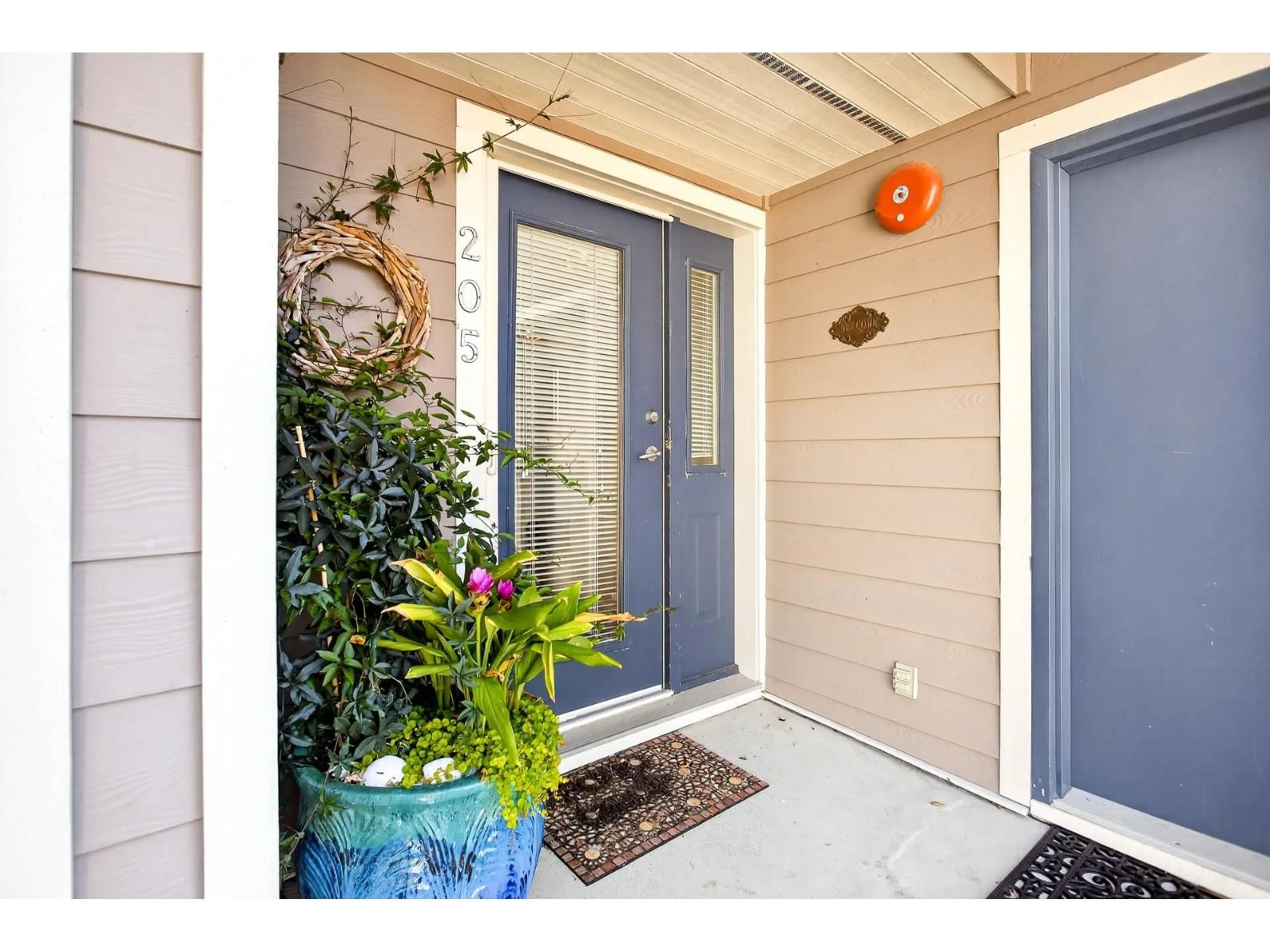Indoor entryway for 205 - 15154 ROPER AVENUE, White Rock British Columbia V4B2E7