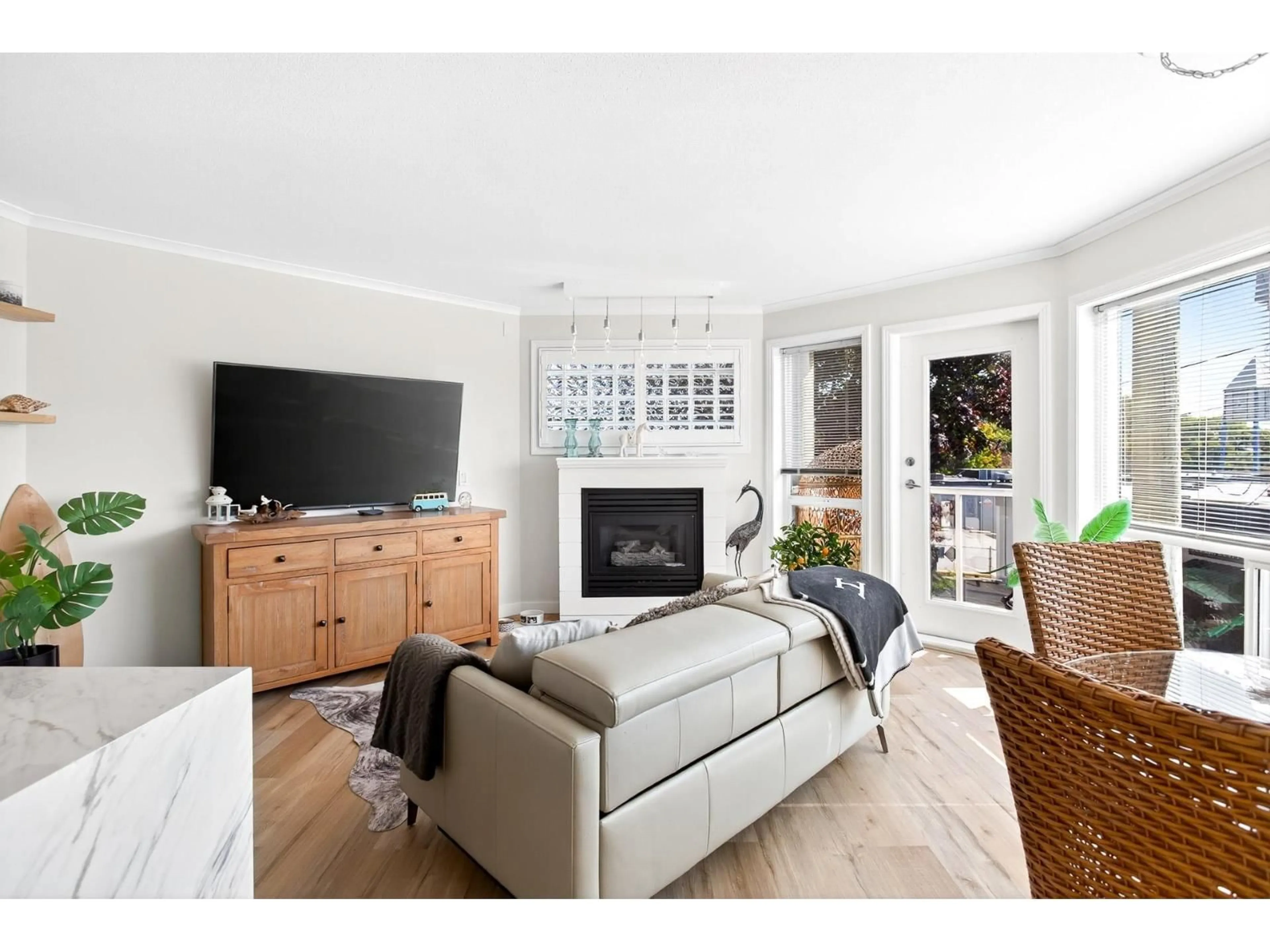 Living room with furniture, wood/laminate floor for 205 - 15154 ROPER AVENUE, White Rock British Columbia V4B2E7