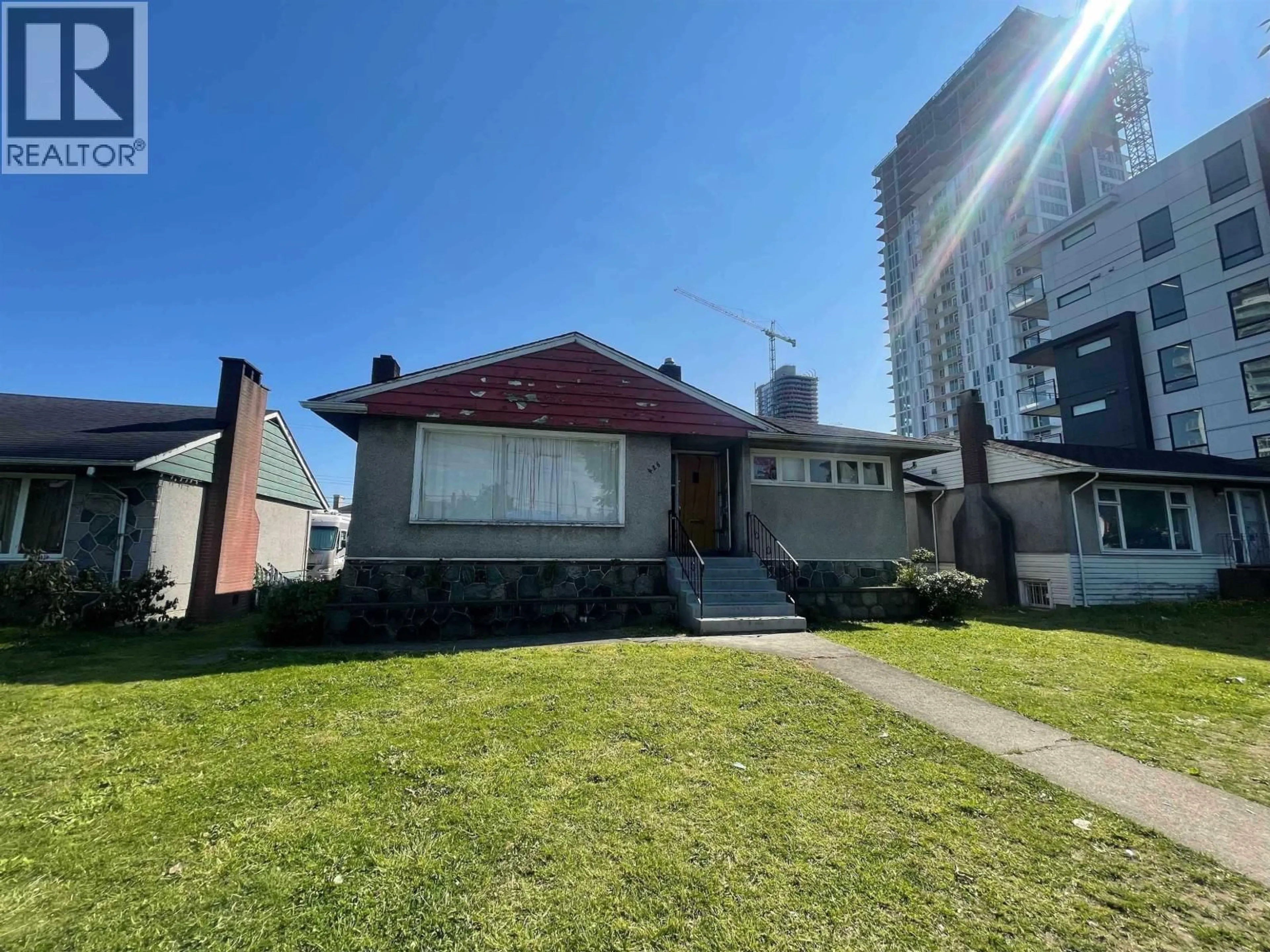 A pic from outside/outdoor area/front of a property/back of a property/a pic from drone, street for 426 41ST AVENUE, Vancouver British Columbia V5Y2S7