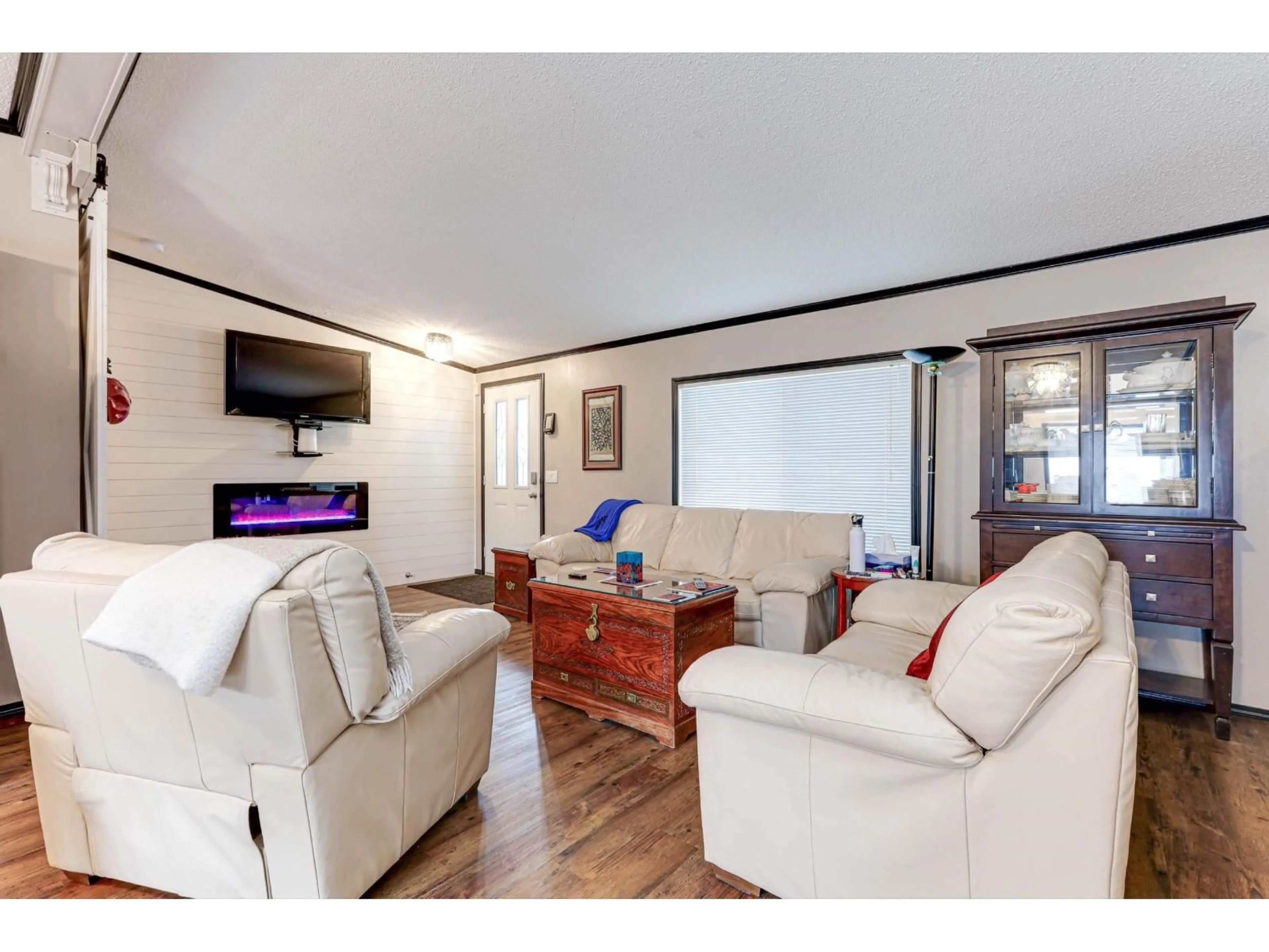 Living room with furniture, wood/laminate floor for 45 - 6035 VEDDER ROAD, Chilliwack British Columbia V2R1E5