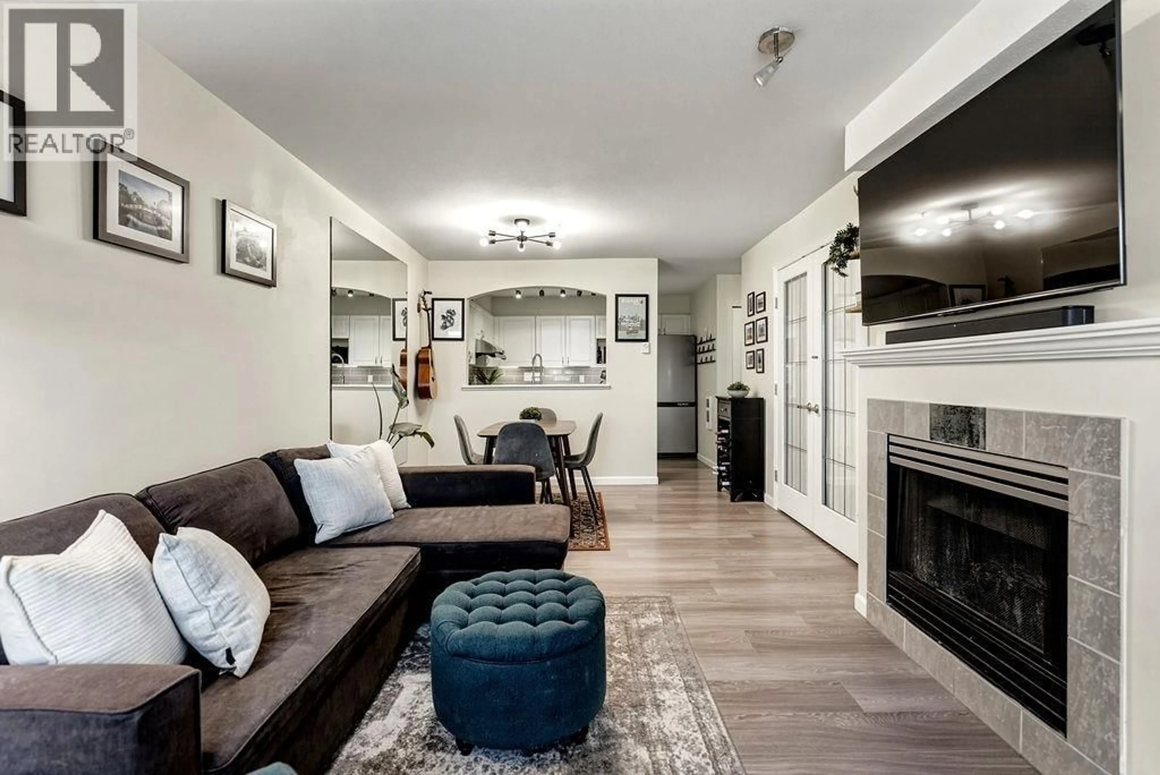 Living room with furniture, unknown for 10 - 6588 SOUTHOAKS CRESCENT, Burnaby British Columbia V5E4K1