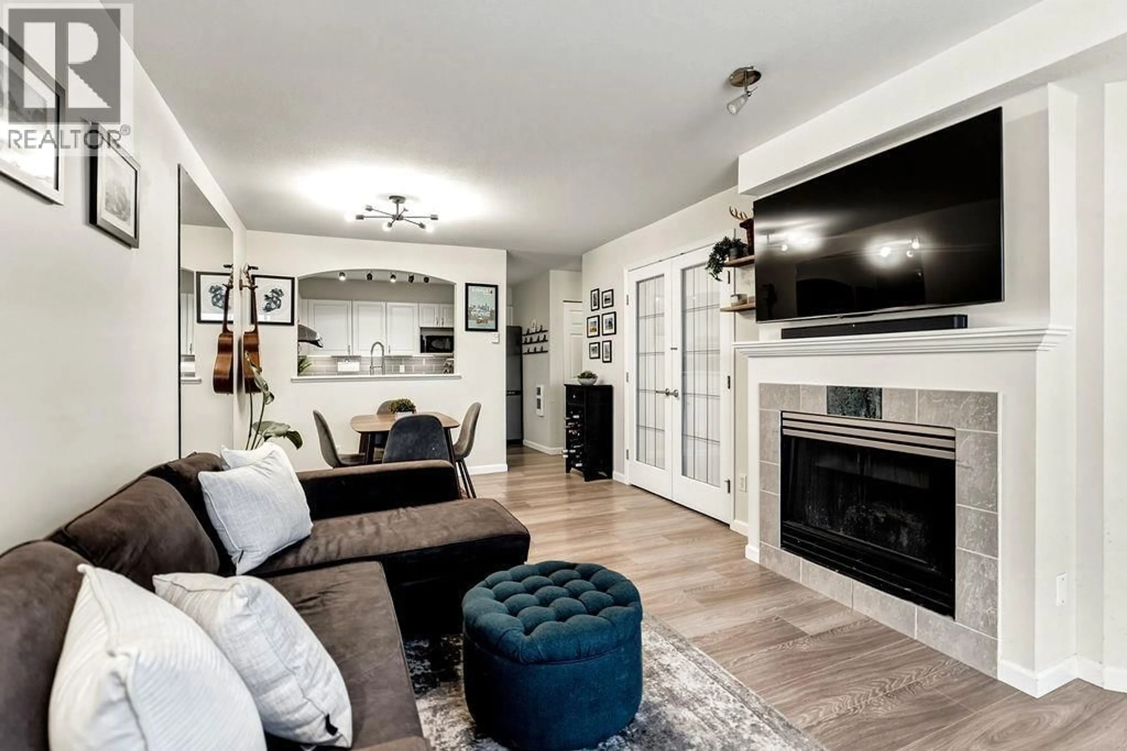 Living room with furniture, unknown for 10 - 6588 SOUTHOAKS CRESCENT, Burnaby British Columbia V5E4K1