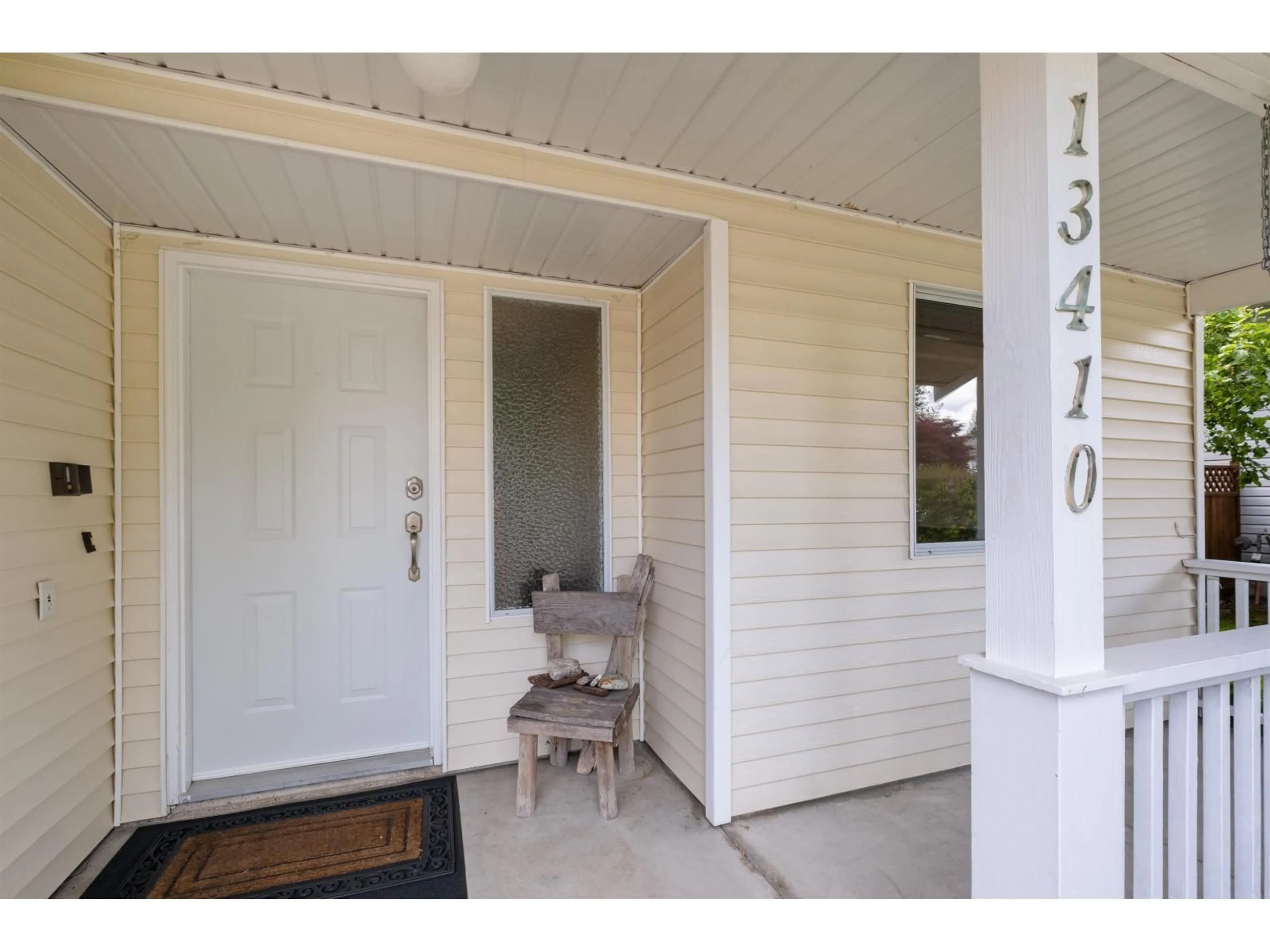 Indoor entryway for 13410 61 AVENUE, Surrey British Columbia V3X1M1