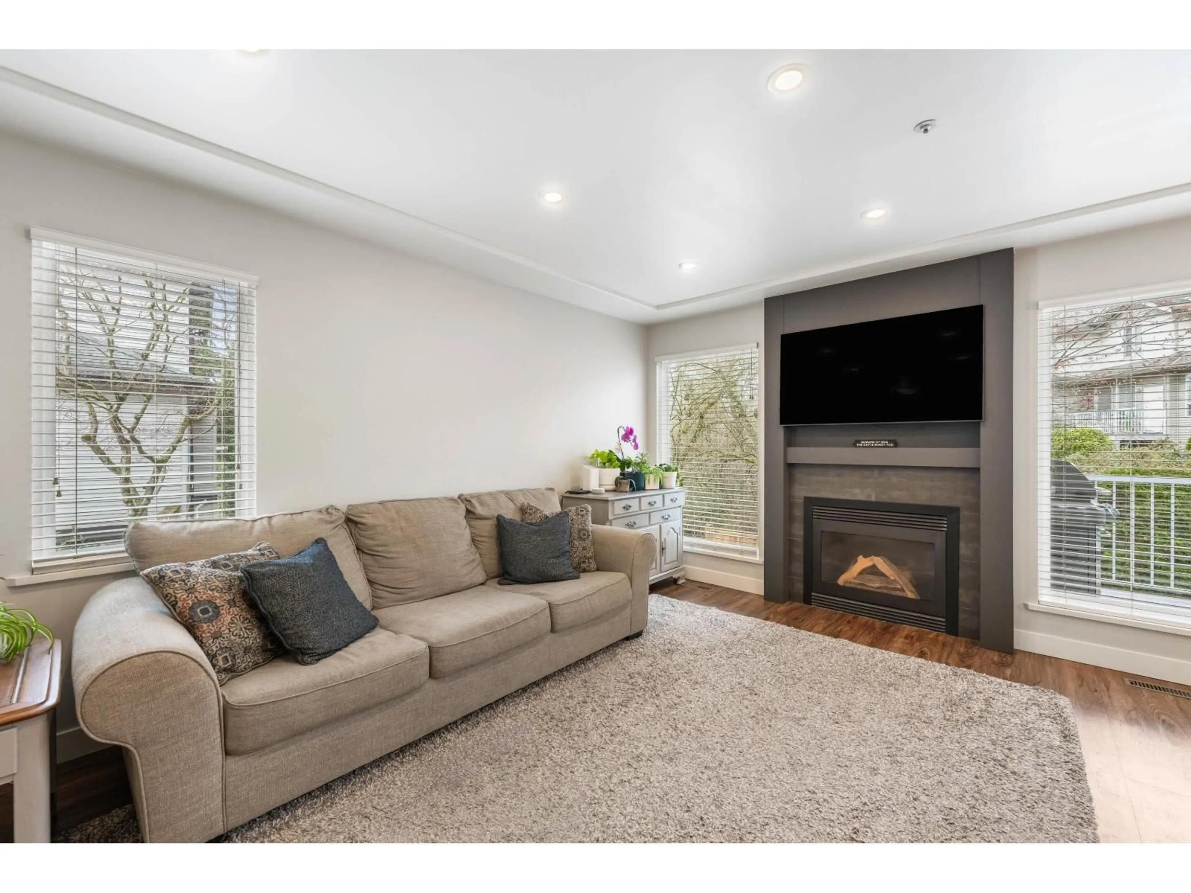 Living room with furniture, unknown for 4 - 9559 208 STREET, Langley British Columbia V1M2L7