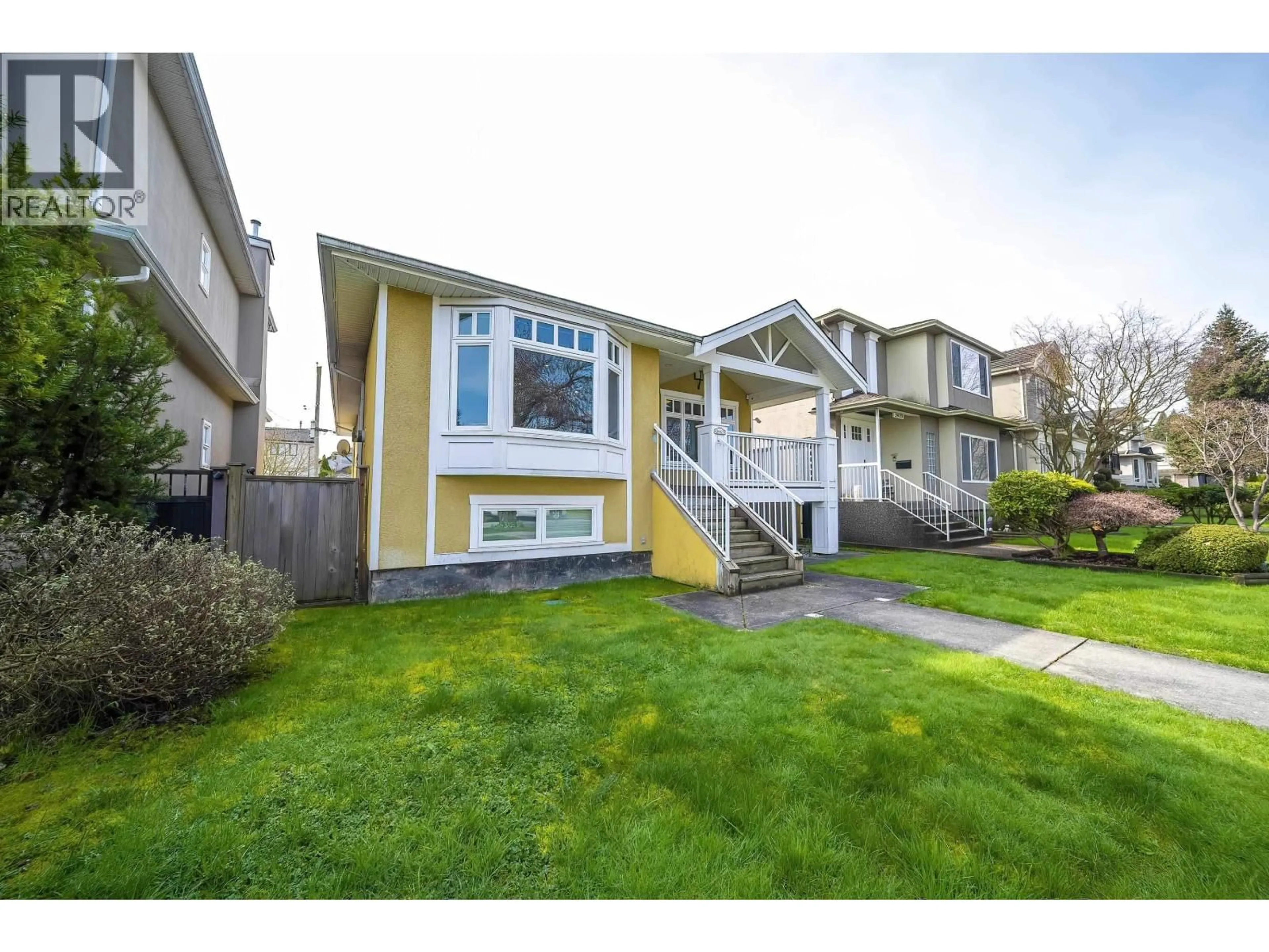 Home with vinyl exterior material, street for 2862 22ND AVENUE, Vancouver British Columbia V6L1M6