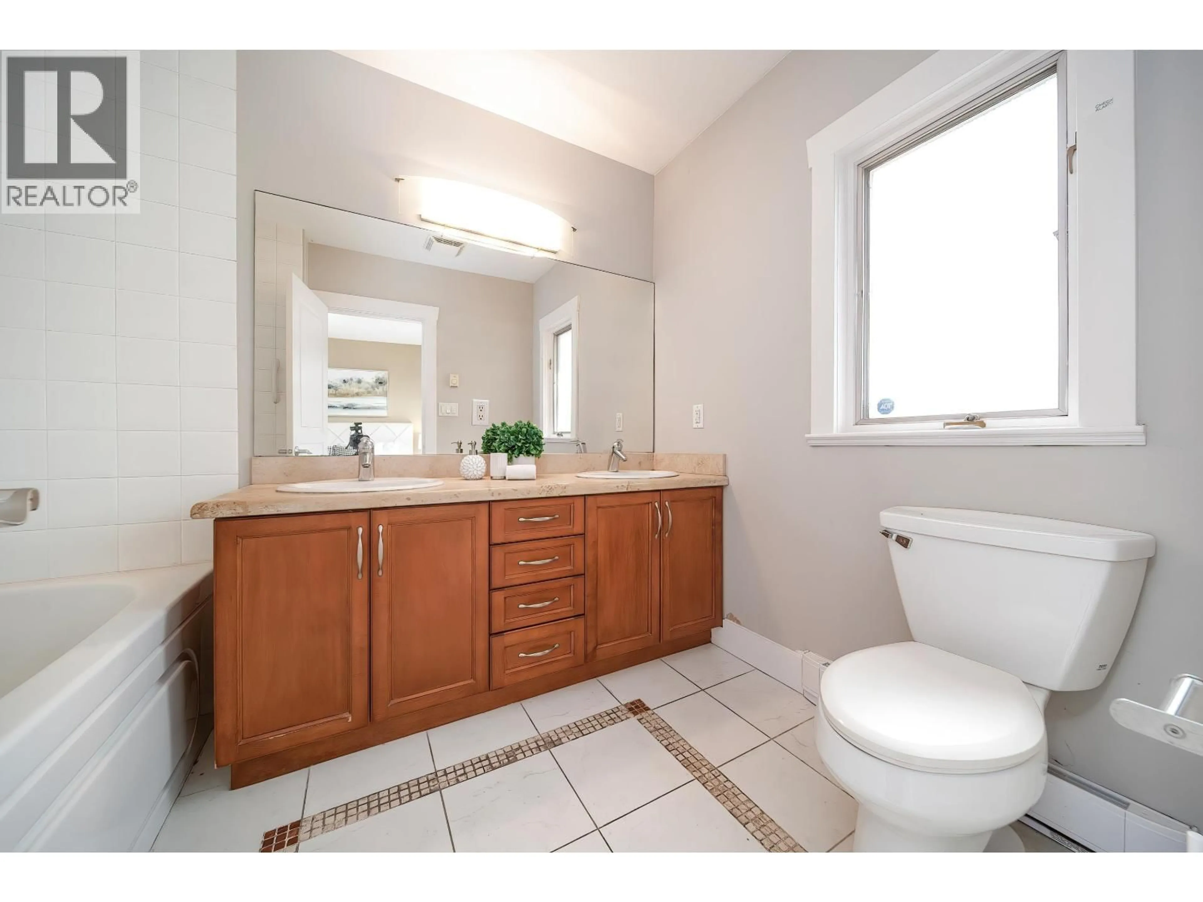 Standard bathroom, ceramic/tile floor for 2862 22ND AVENUE, Vancouver British Columbia V6L1M6