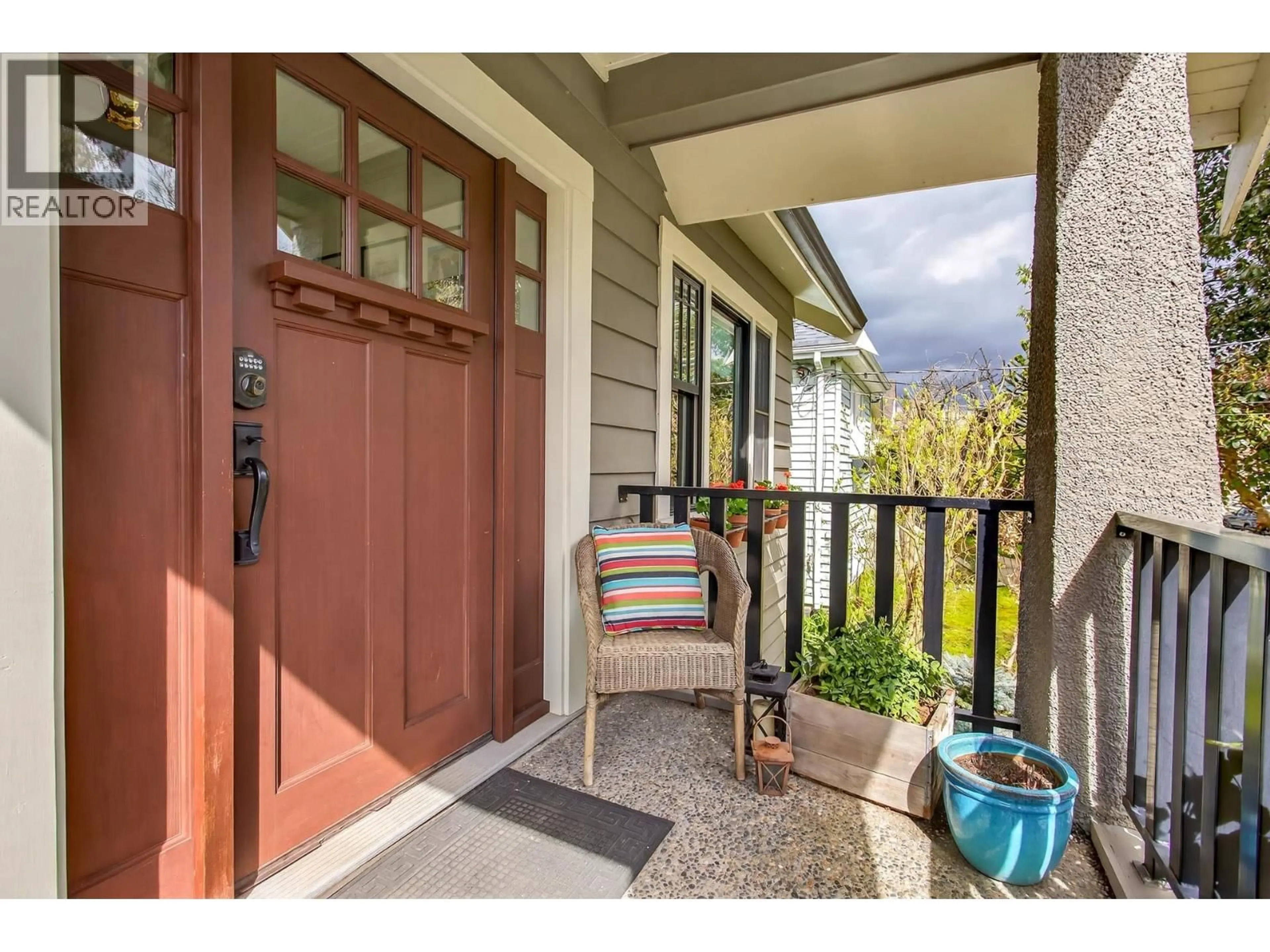Indoor entryway for 1515 EDINBURGH STREET, New Westminster British Columbia V3M2W5