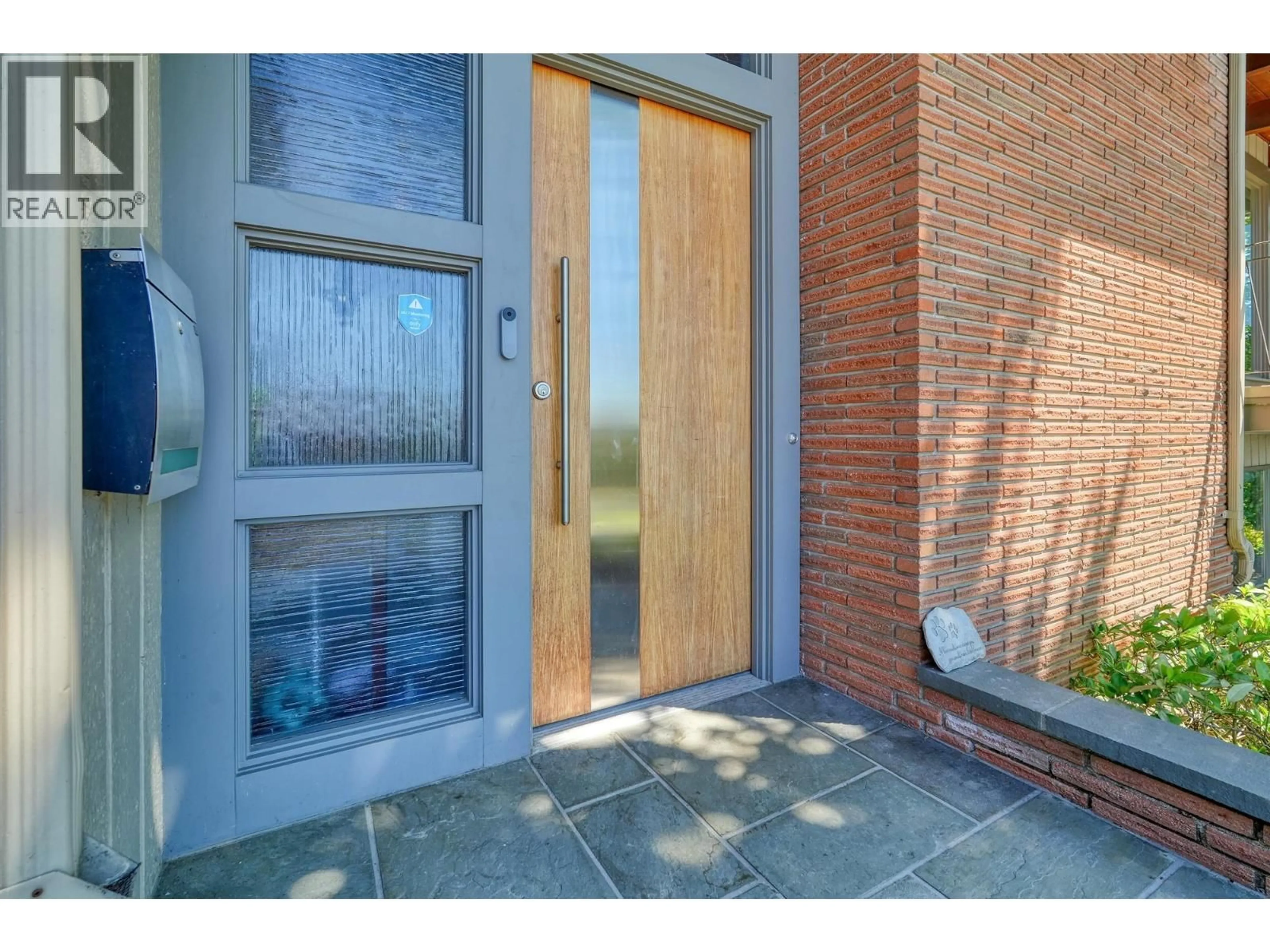 Indoor entryway for 821 JACKSON CRESCENT, New Westminster British Columbia V3L4S1