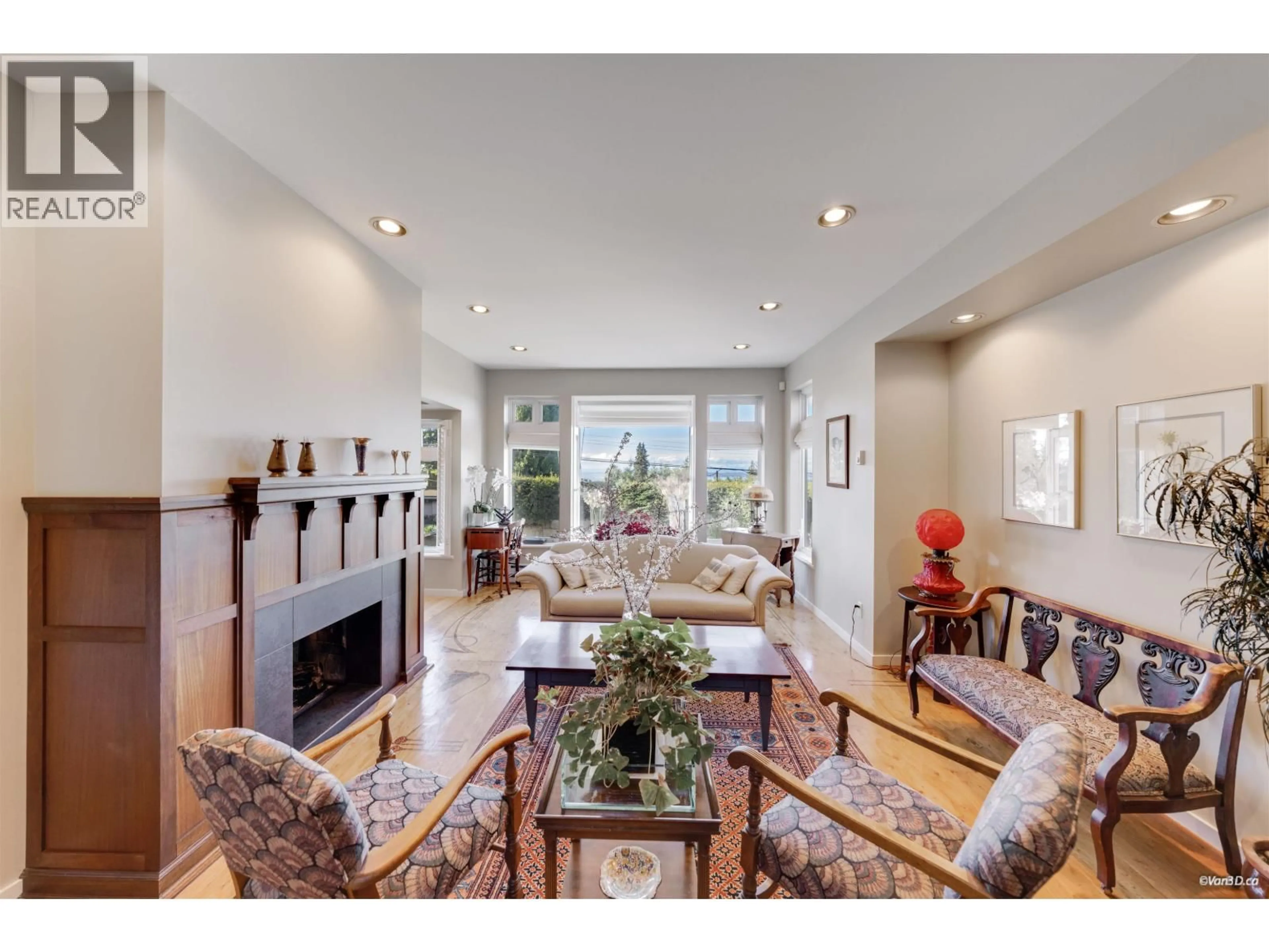 Living room with furniture, wood/laminate floor for 670 MONTROYAL BOULEVARD, North Vancouver British Columbia V7R2G3