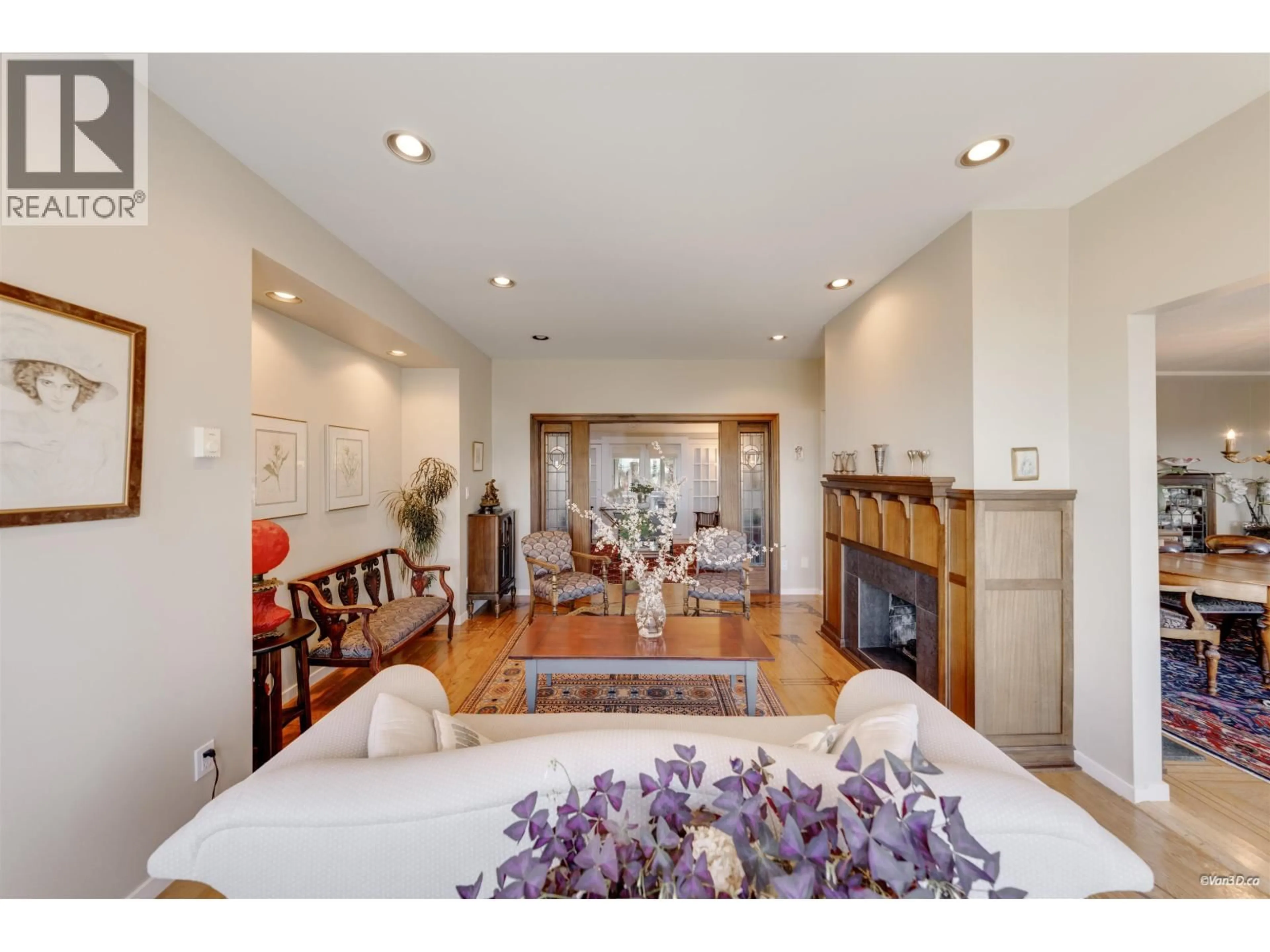 Living room with furniture, unknown for 670 MONTROYAL BOULEVARD, North Vancouver British Columbia V7R2G3