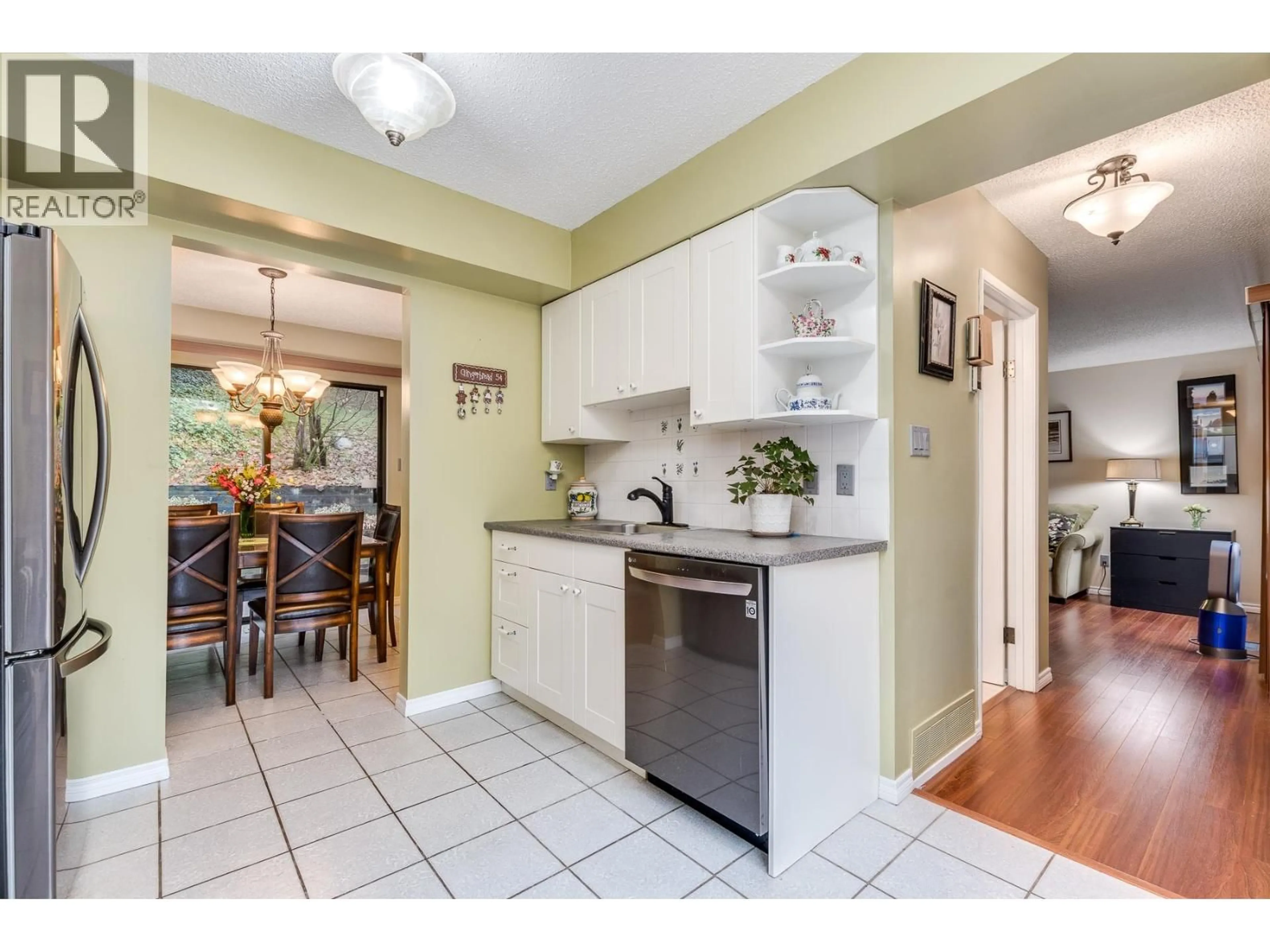 Open concept kitchen, ceramic/tile floor for 507 CAMBRIDGE WAY, Port Moody British Columbia V3H3V1