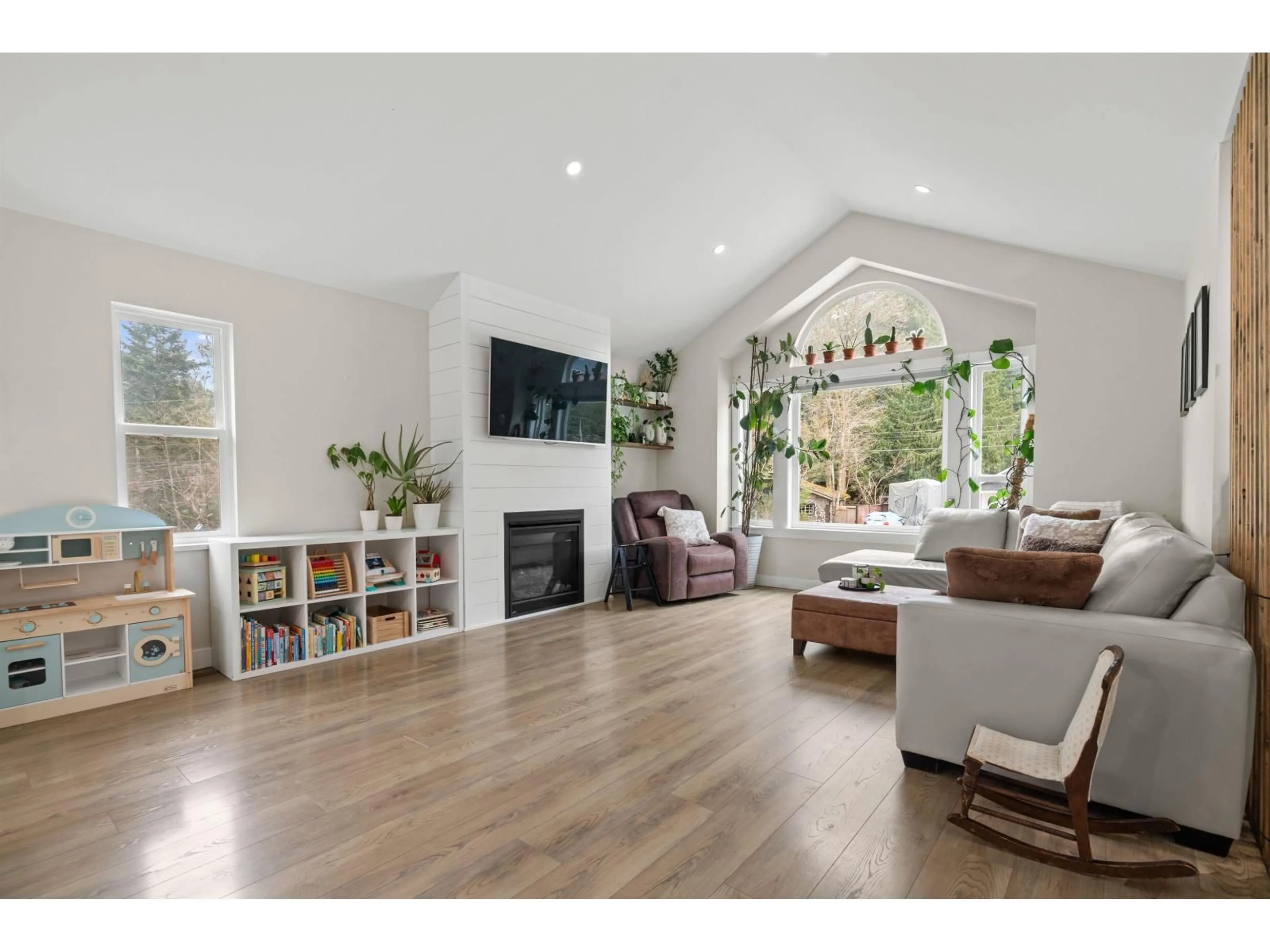 Living room with furniture, wood/laminate floor for 65644 GARDNER DRIVE, Hope British Columbia V0X1L1