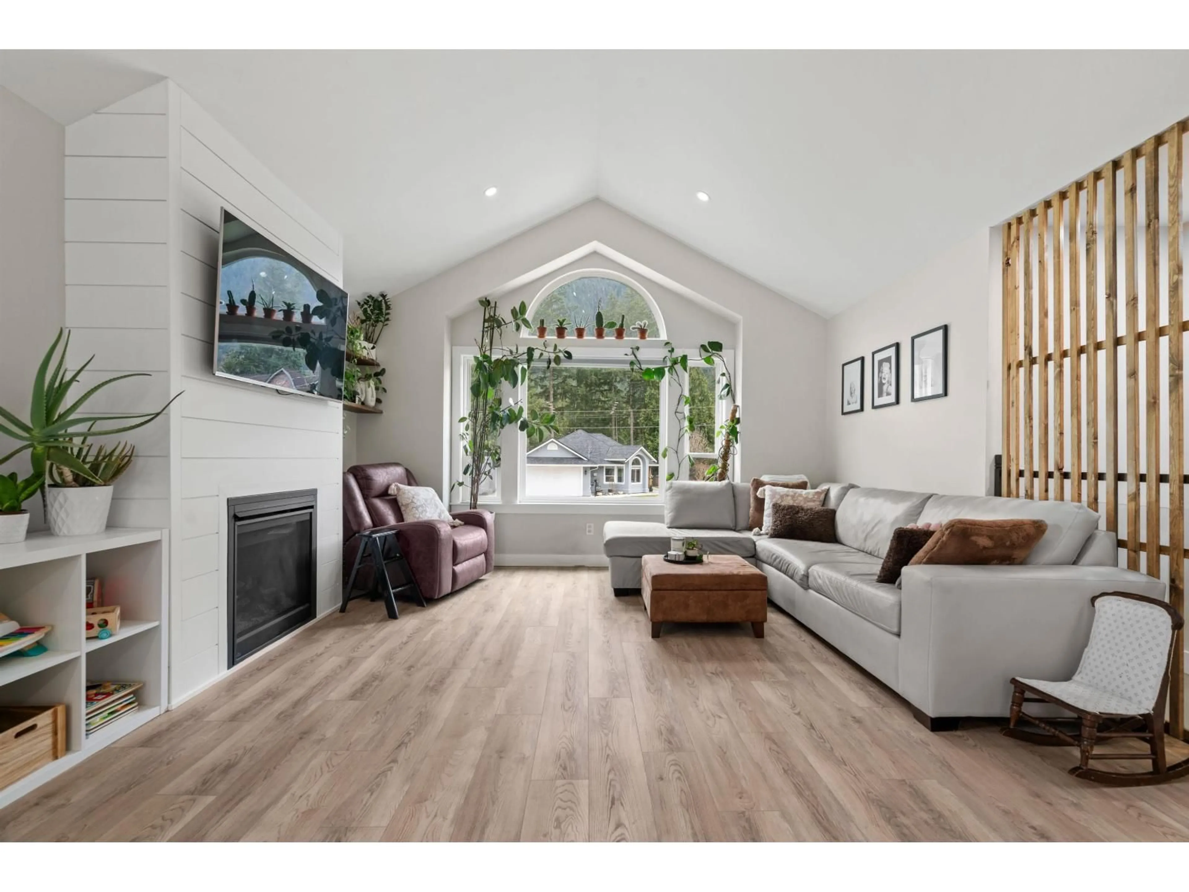 Living room with furniture, wood/laminate floor for 65644 GARDNER DRIVE, Hope British Columbia V0X1L1